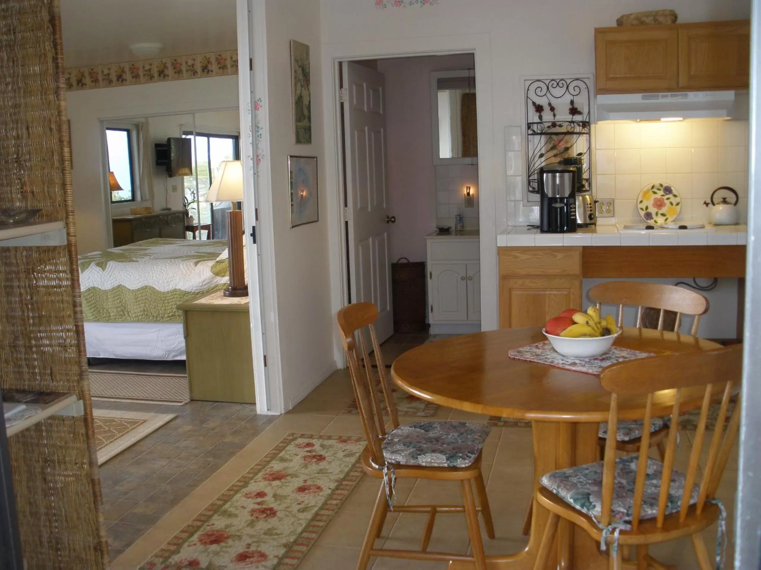 Dining Area in Belle Vue Kona Inc