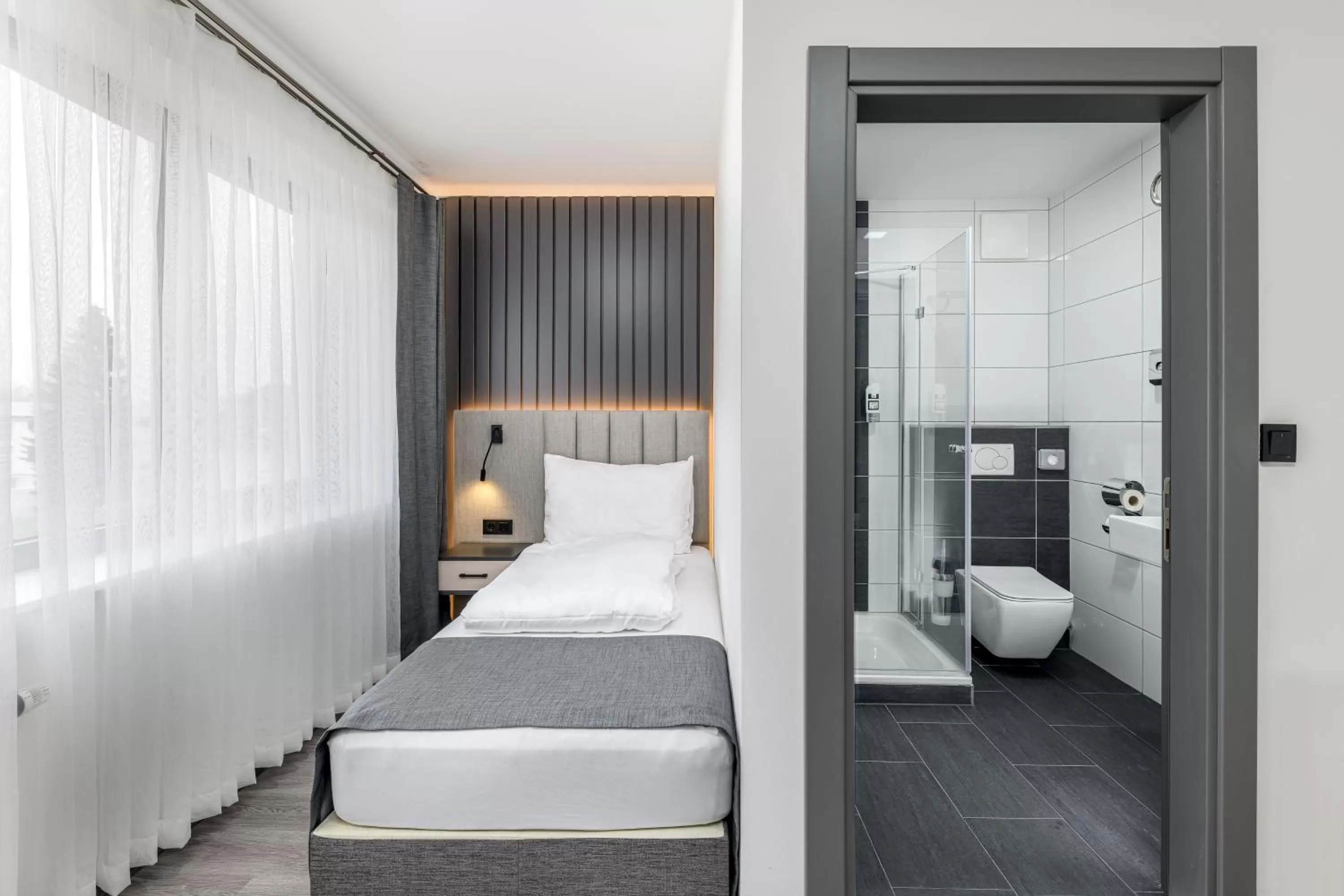 Bed in PARKHOTEL BRAUNAU - 24 Stunden Self Check-IN