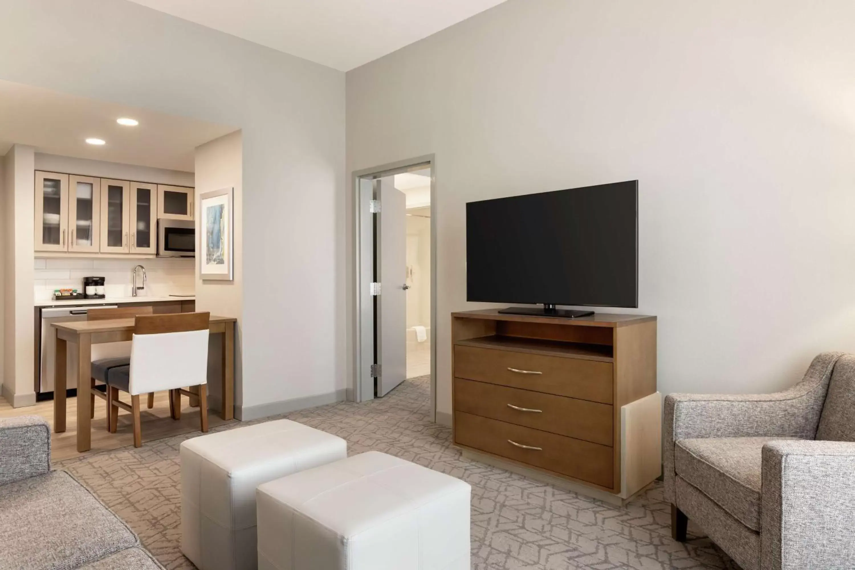 Living room, TV/Entertainment Center in Homewood Suites By Hilton Mcdonough