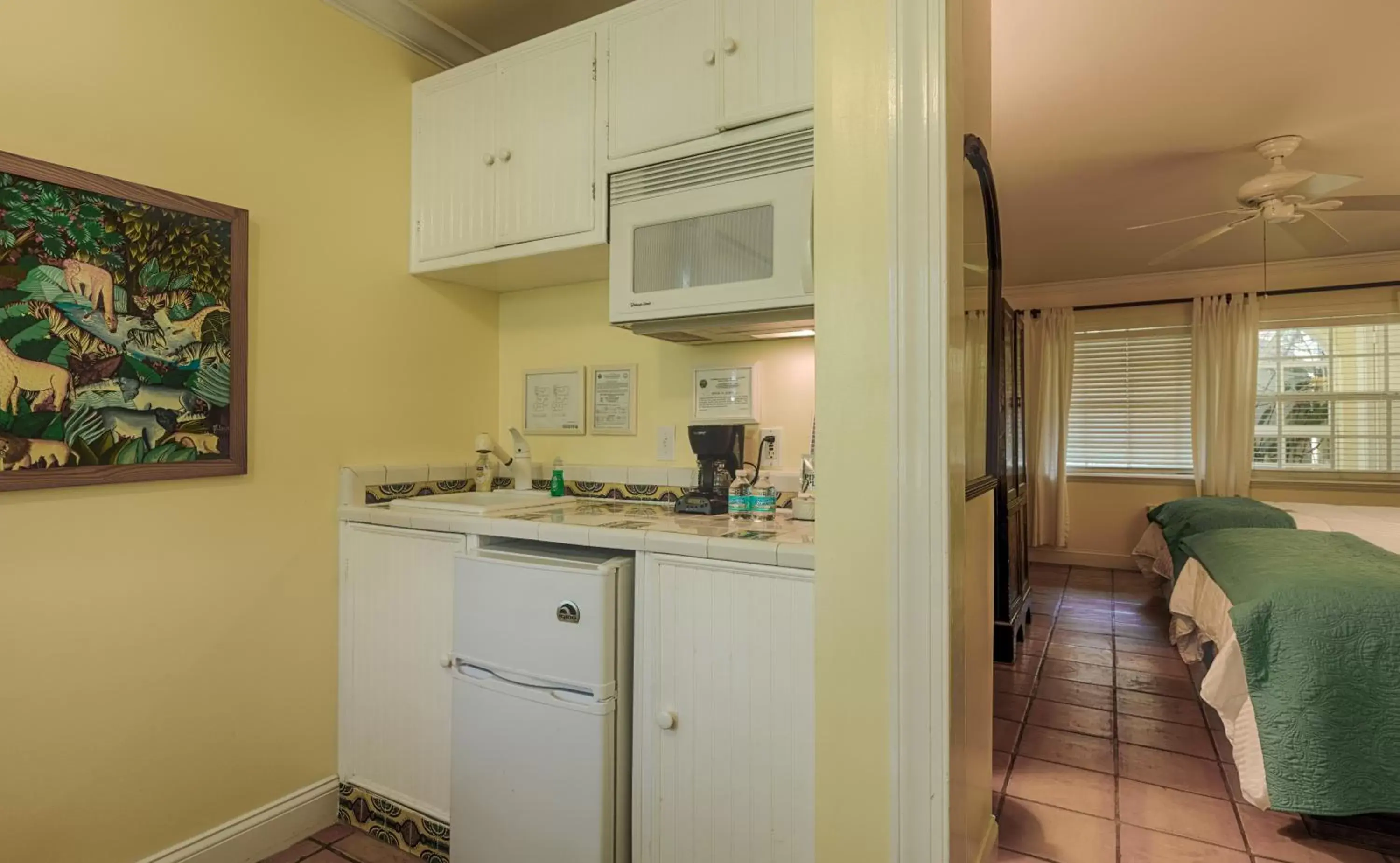 Kitchen or kitchenette, Kitchen/Kitchenette in The Caribbean Court Boutique Hotel