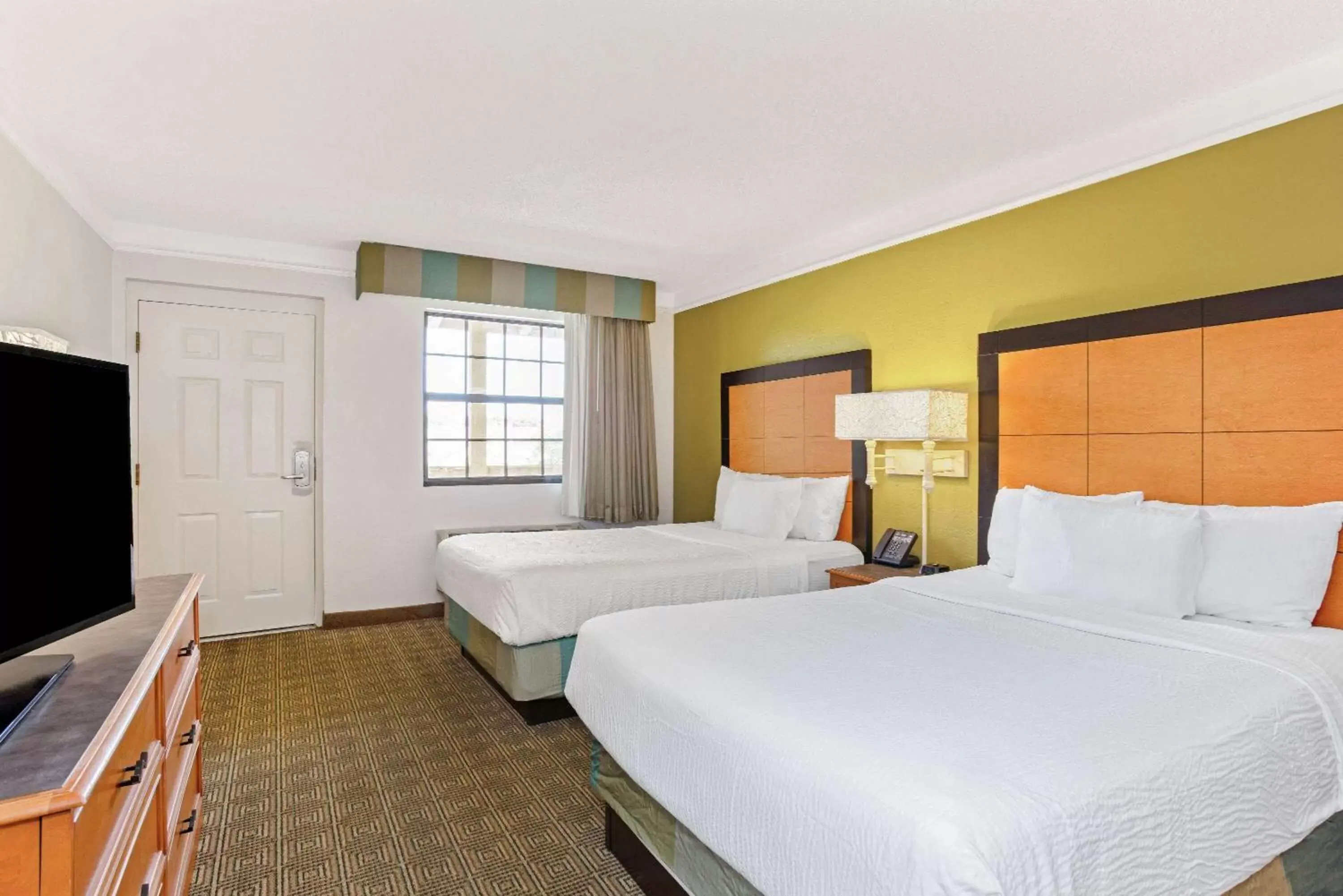 Photo of the whole room, Bed in La Quinta Inn by Wyndham Orlando Airport West