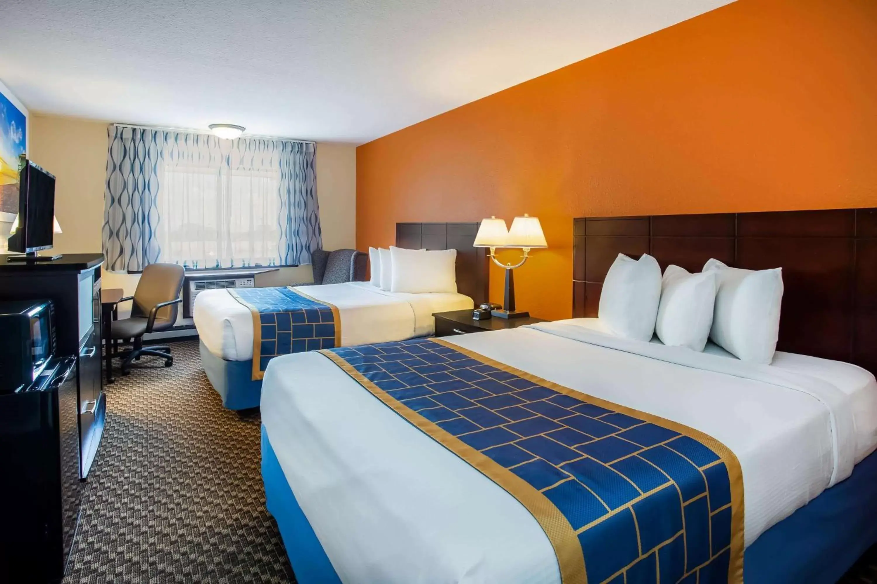 Photo of the whole room, Bed in Days Inn & Suites by Wyndham Stevens Point