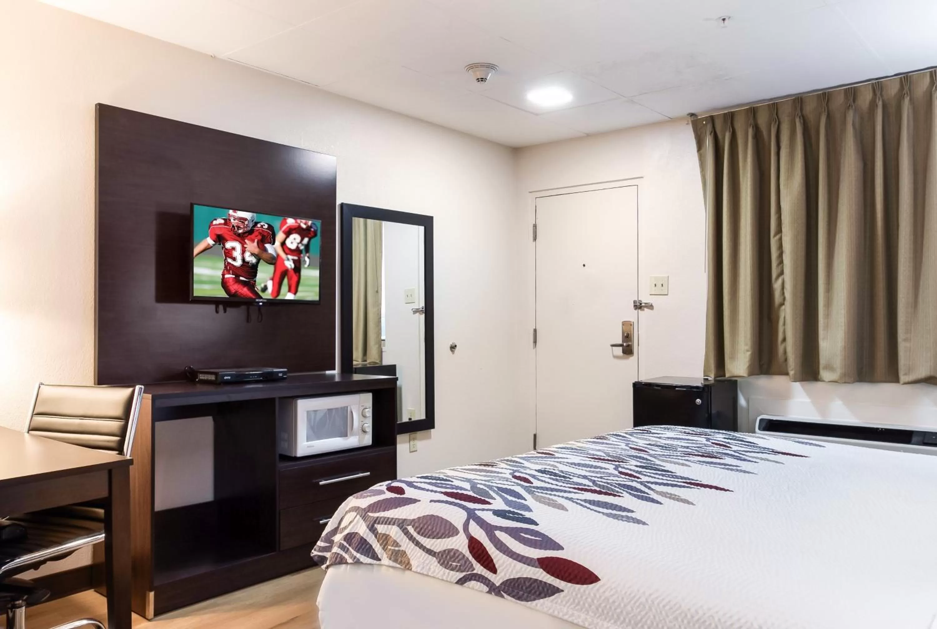 Photo of the whole room, Bed in Red Roof Inn York Downtown