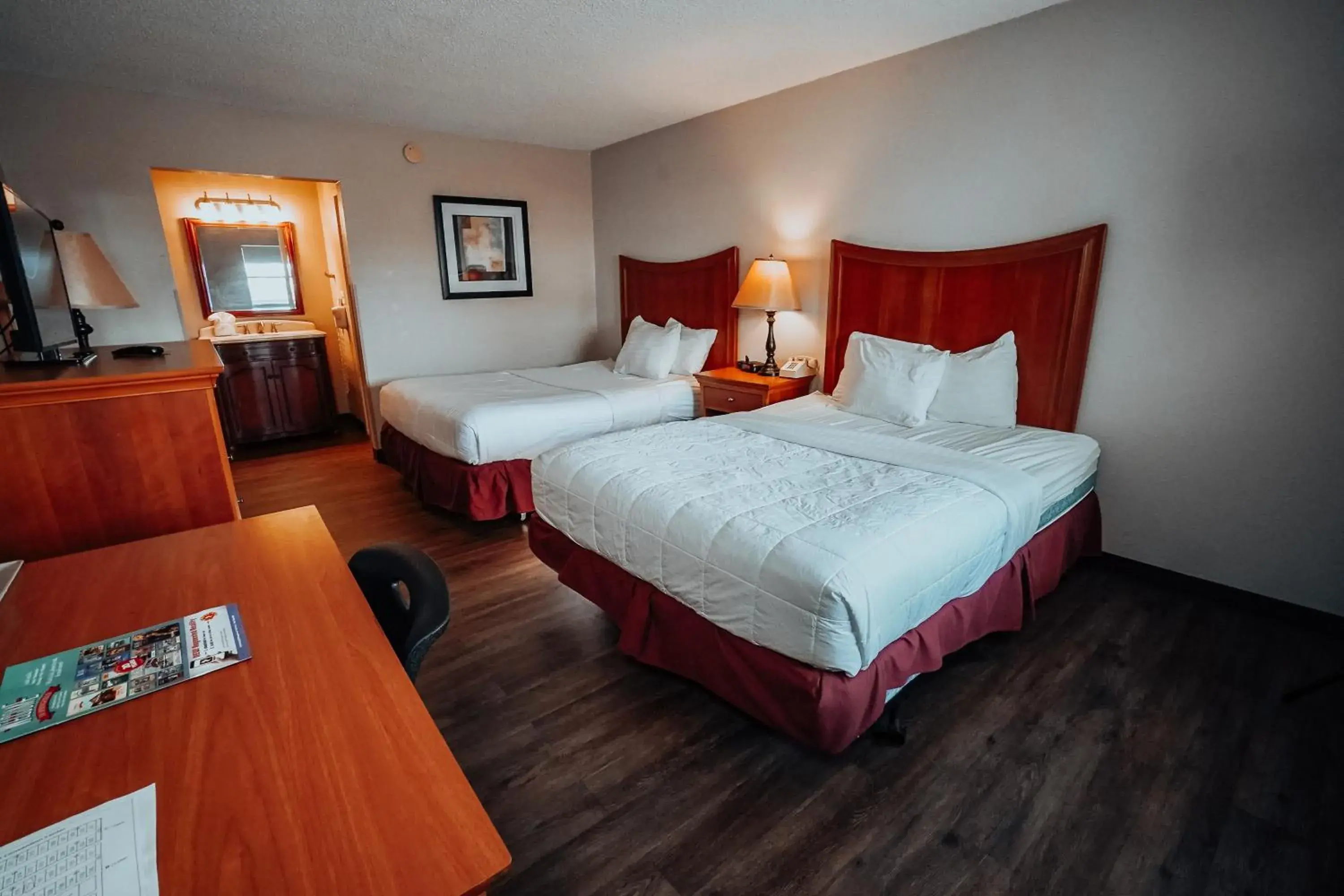 Bed in Lamplighter Inn and Suites - North