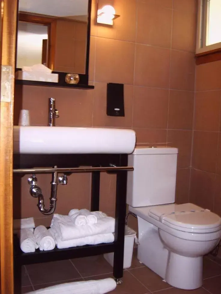 Bathroom in The Usonian Inn LLC