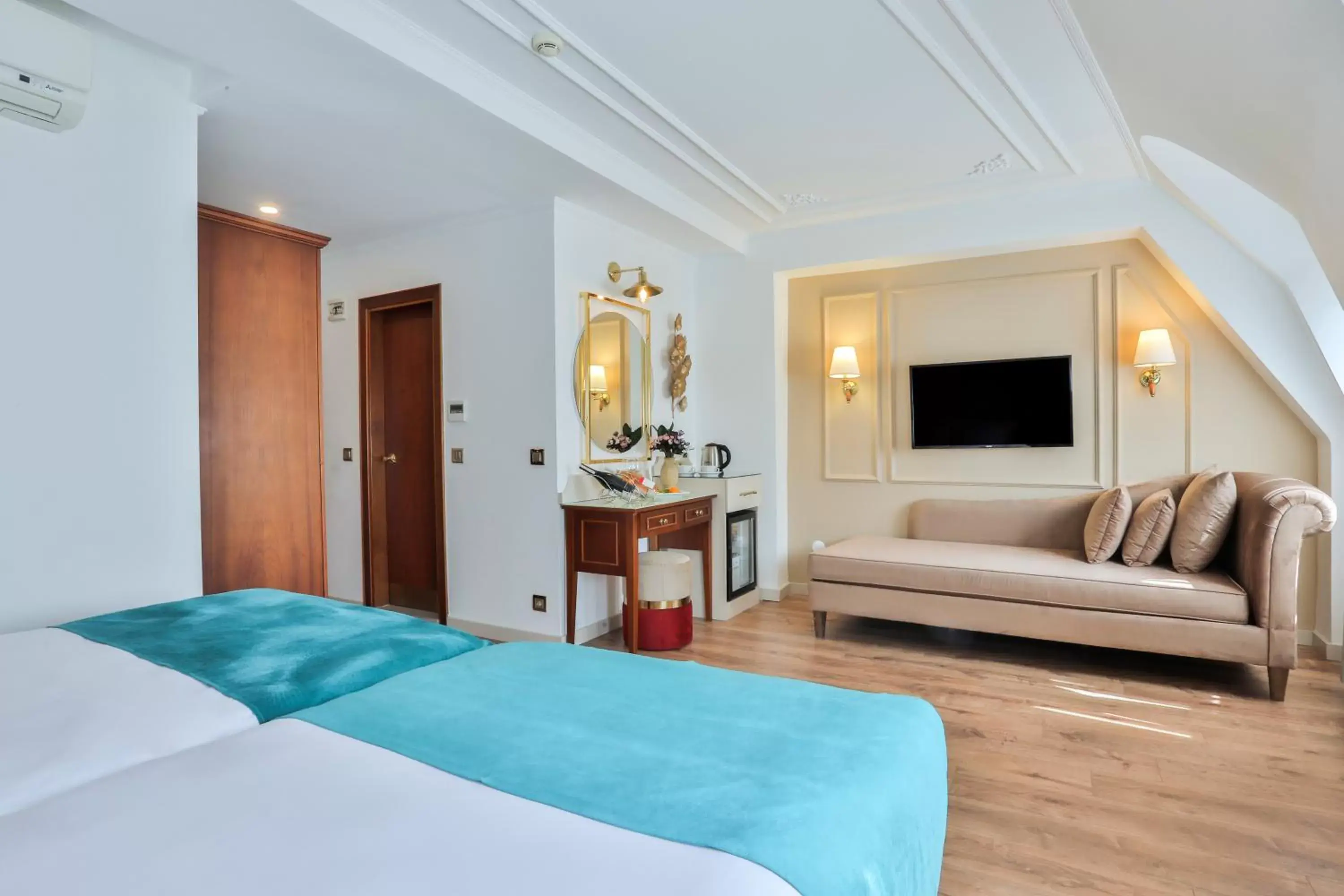 Photo of the whole room, TV/Entertainment Center in Orient Express & Spa by Orka Hotels