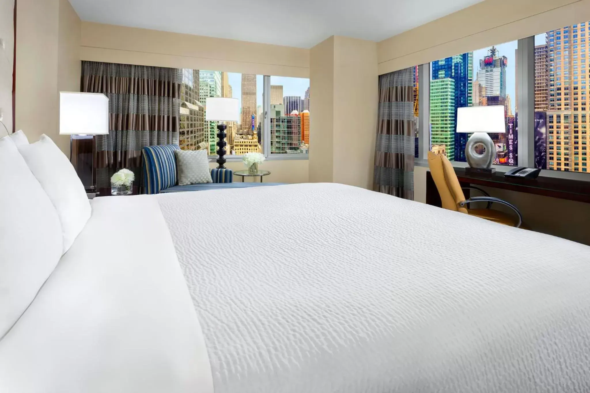 Photo of the whole room, Bed in Crowne Plaza Times Square Manhattan, an IHG Hotel