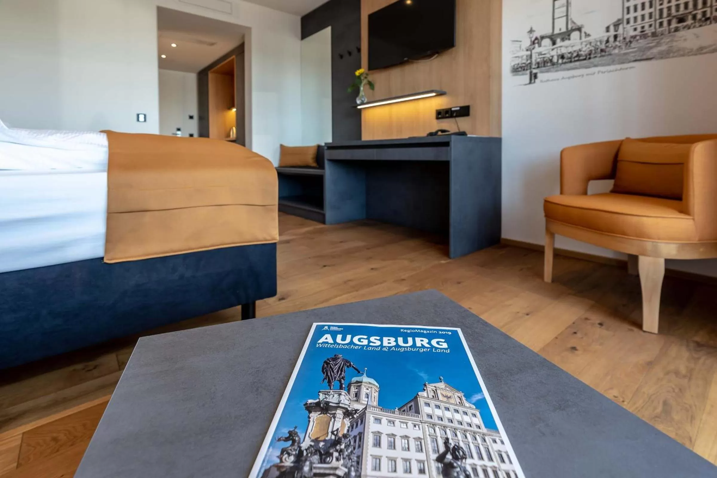 Living room, Bed in Augsburg Hotel Sonnenhof