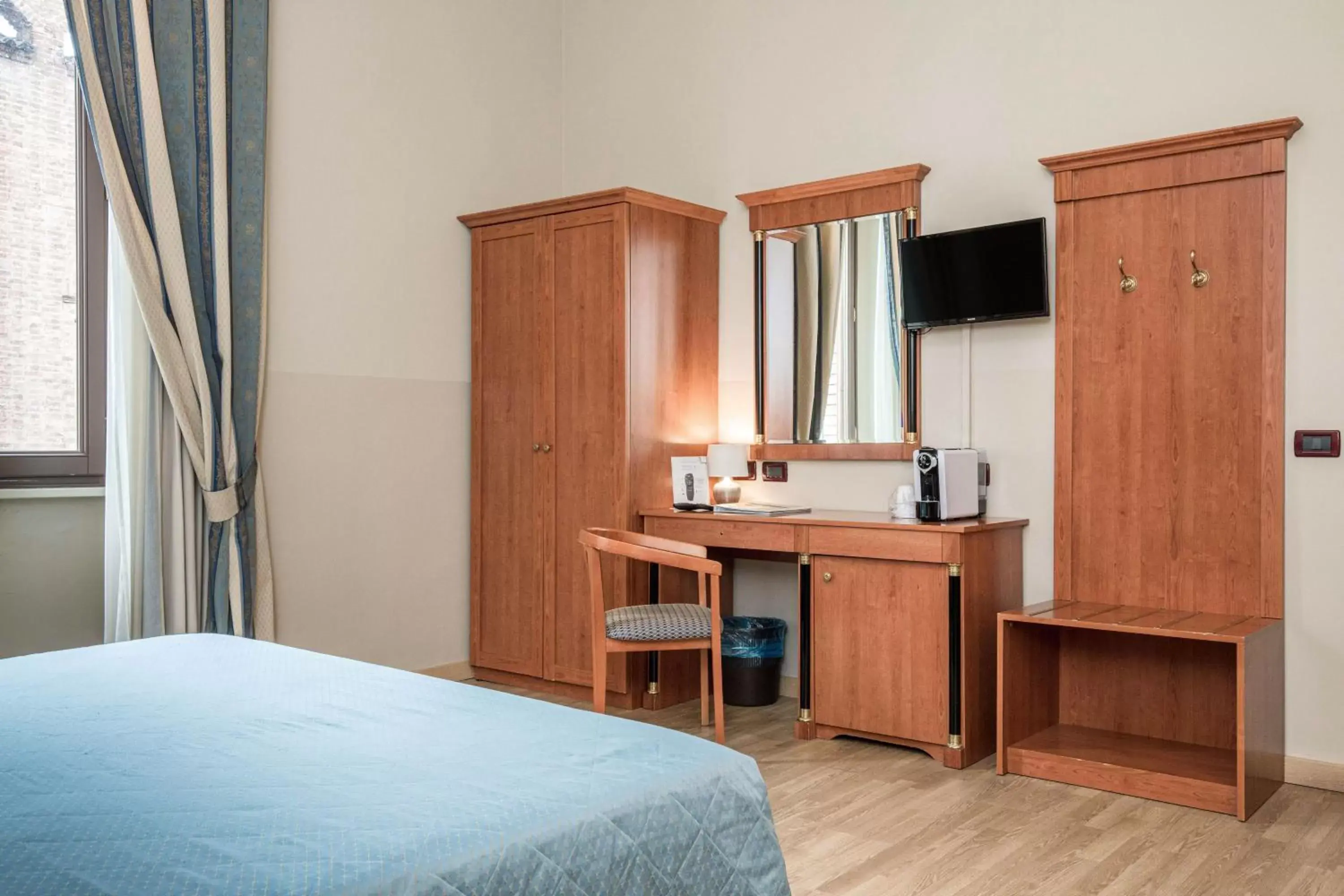 Bed, TV/Entertainment Center in Hotel Impero