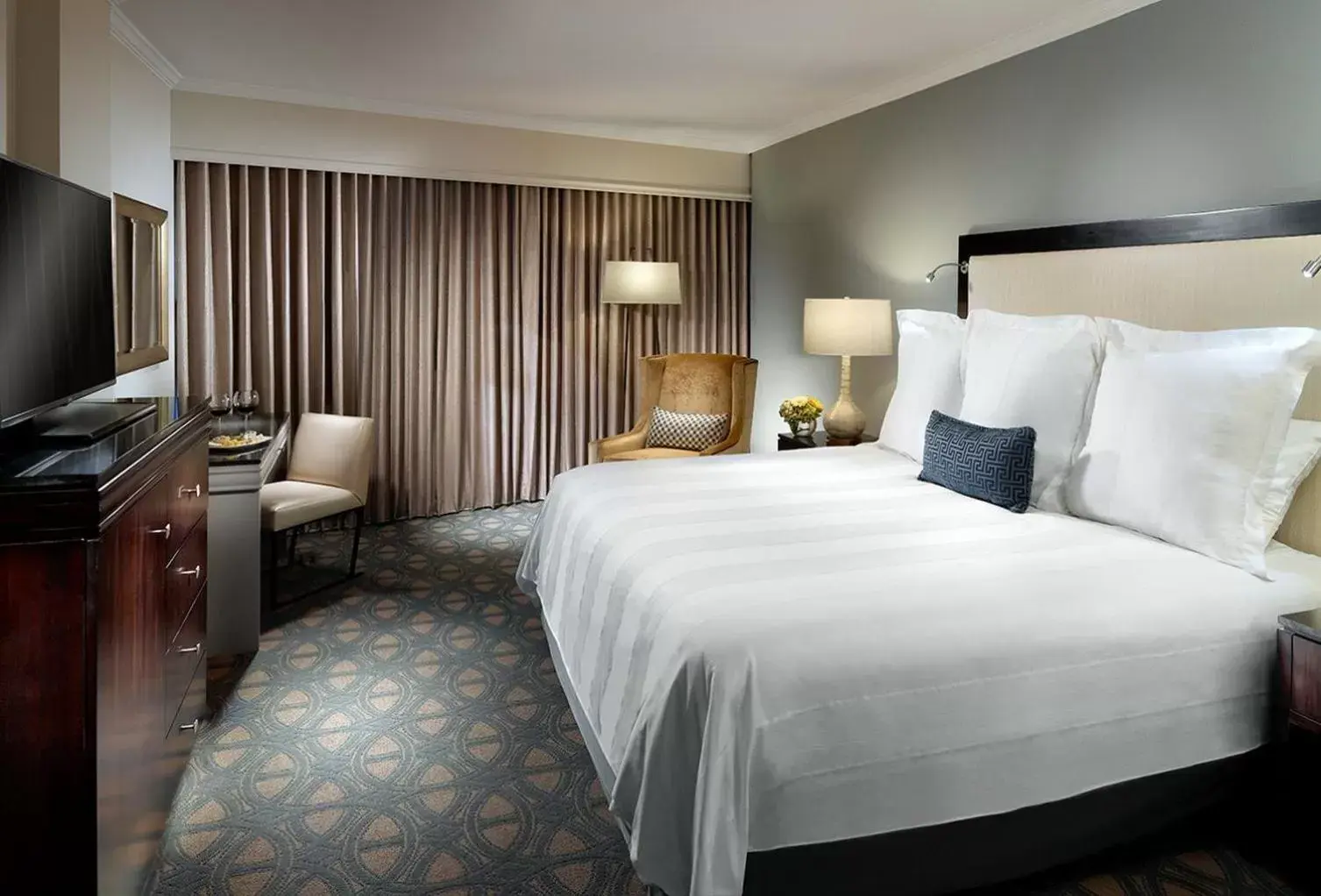 Photo of the whole room, Bed in Omni Riverfront New Orleans