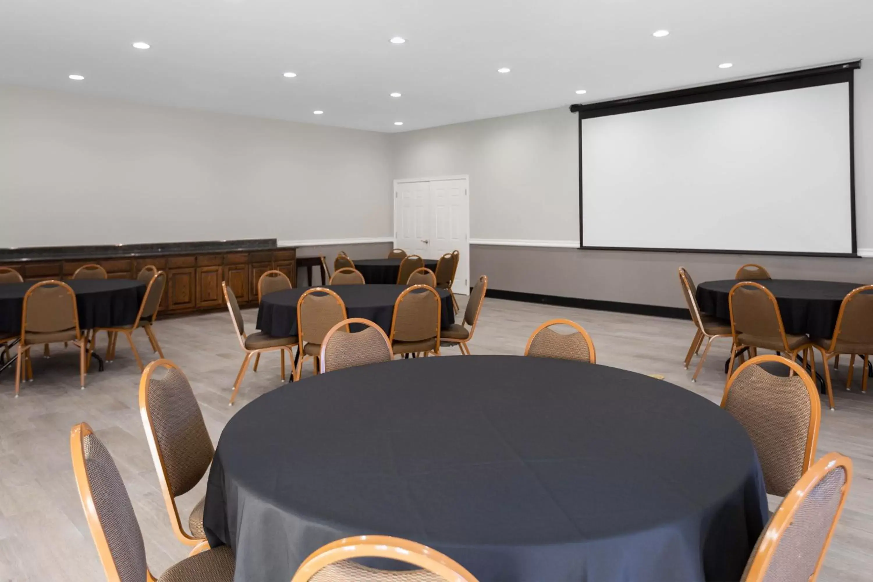Meeting/conference room in La Quinta Inn Suites by Wyndham Raymondville Harlingen