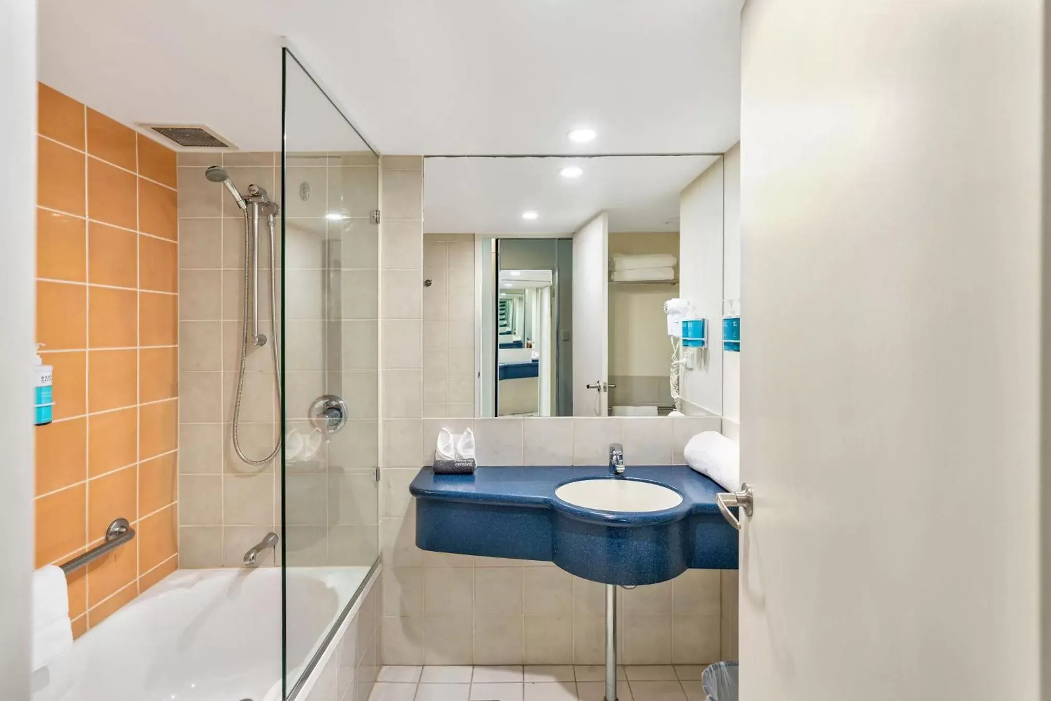 Bathroom in Novotel Cairns Oasis Resort