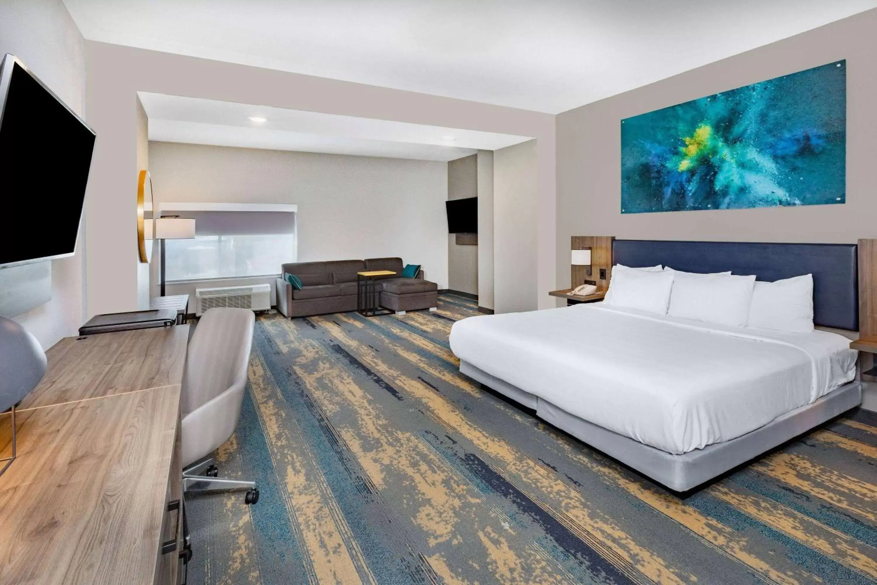 Bed in La Quinta Inn & Suites by Wyndham Galveston North at I-45