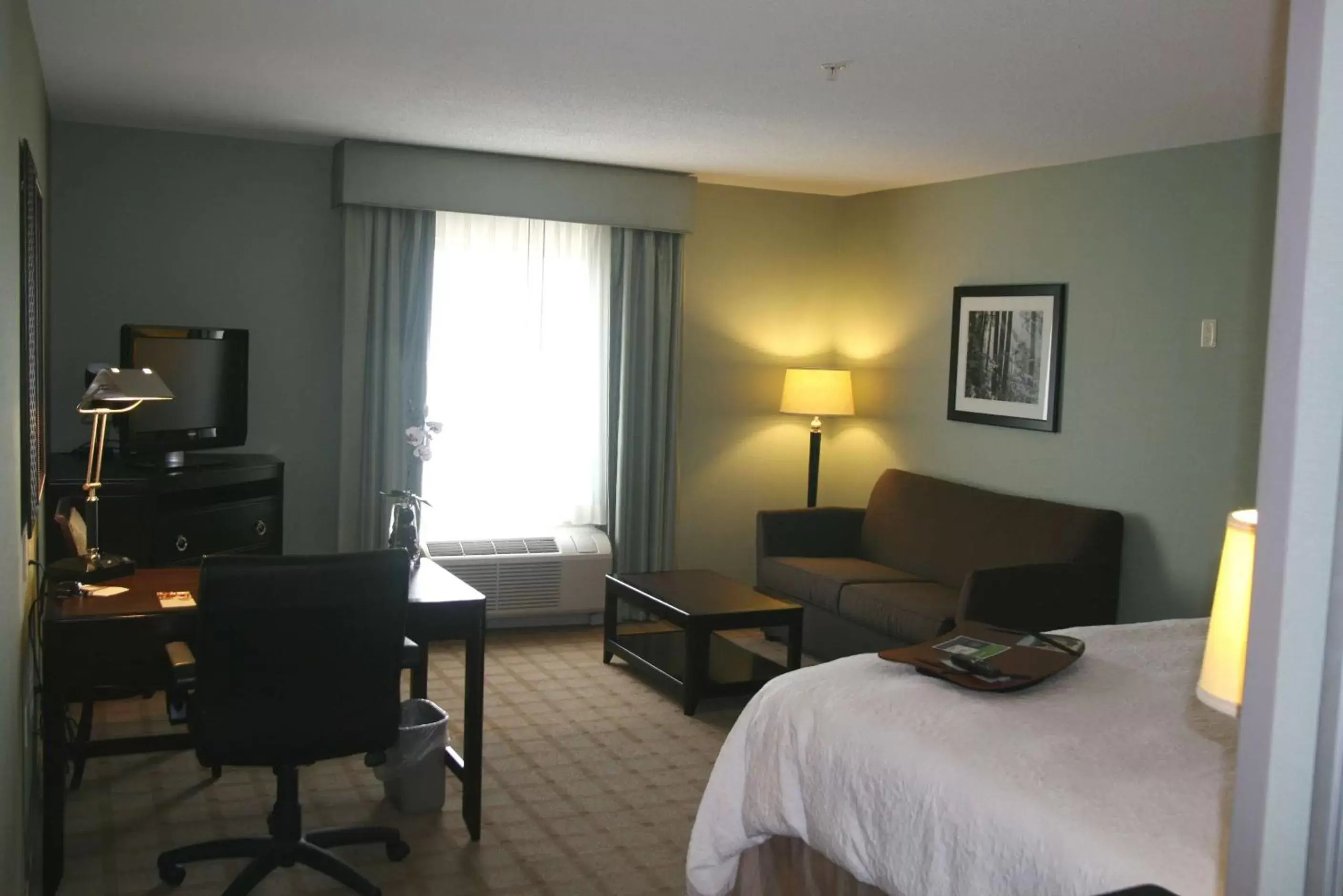 Bedroom, Seating Area in Hampton Inn & Suites Detroit-Canton