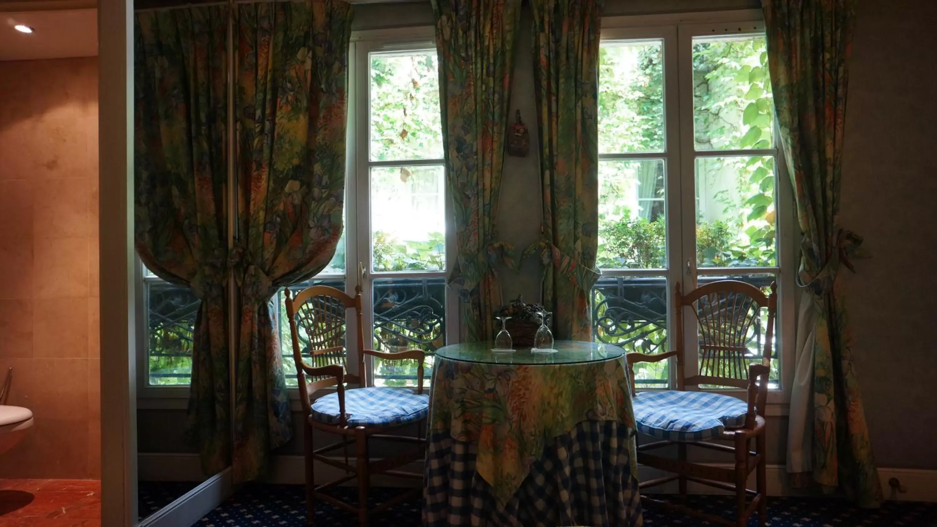 Bedroom, Dining Area in Le Relais Médicis