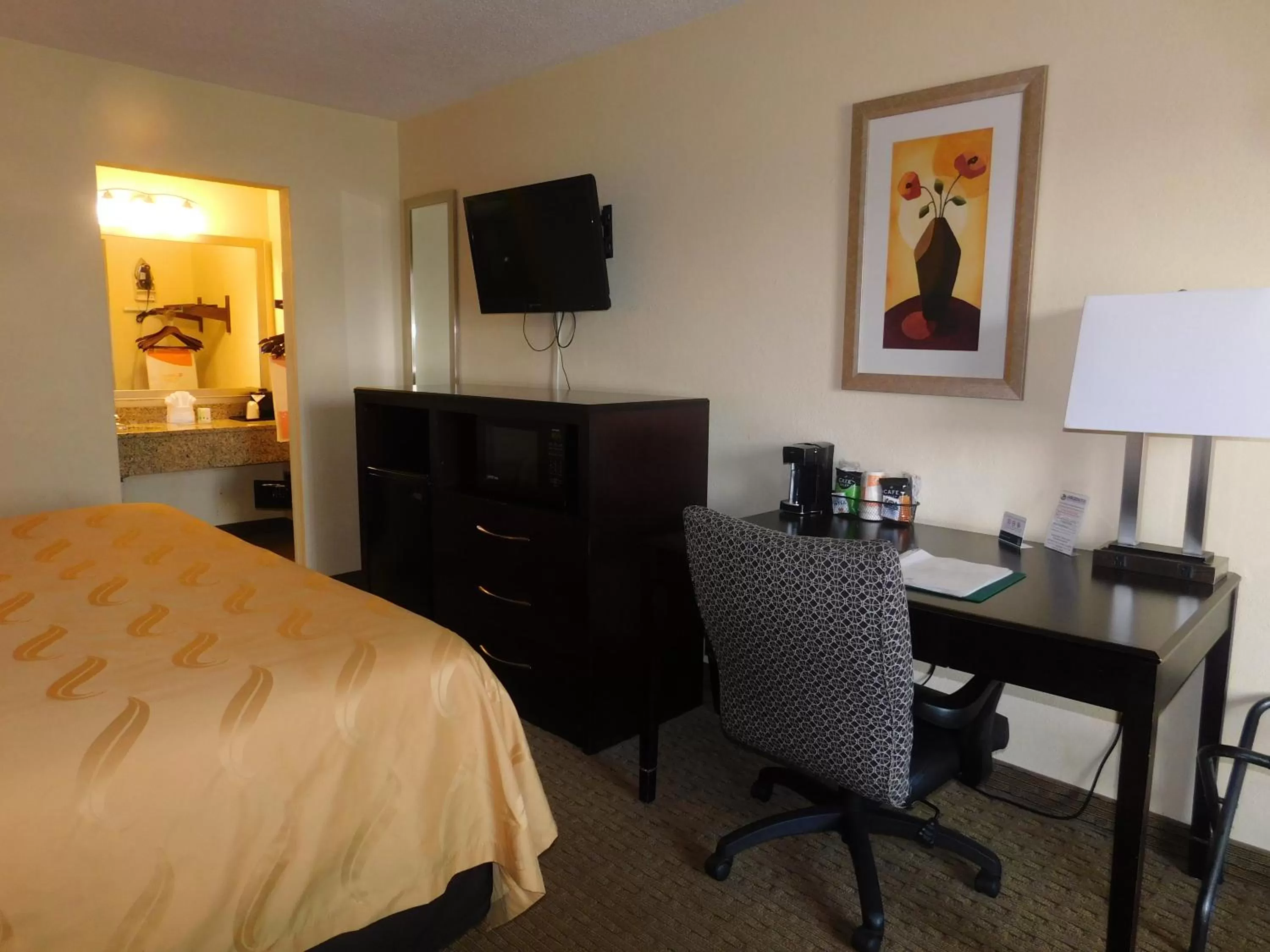Photo of the whole room, Bed in Quality Inn Jonesville I-77