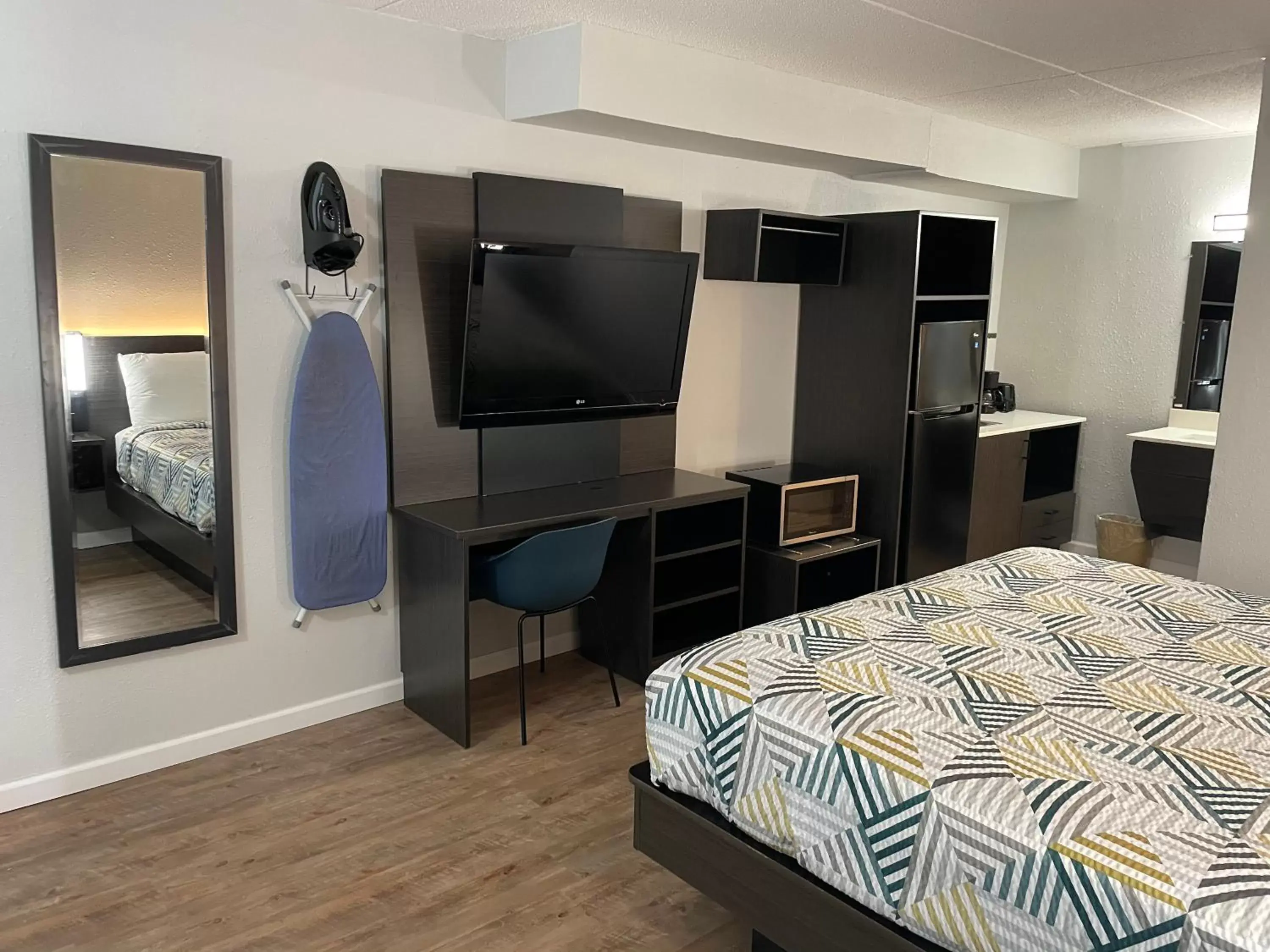 TV and multimedia, Bed in Studio 6 Vicksburg, MS- Downtown TV and multimedia, Bed in Studio 6 Vicksburg, MS- Downtown