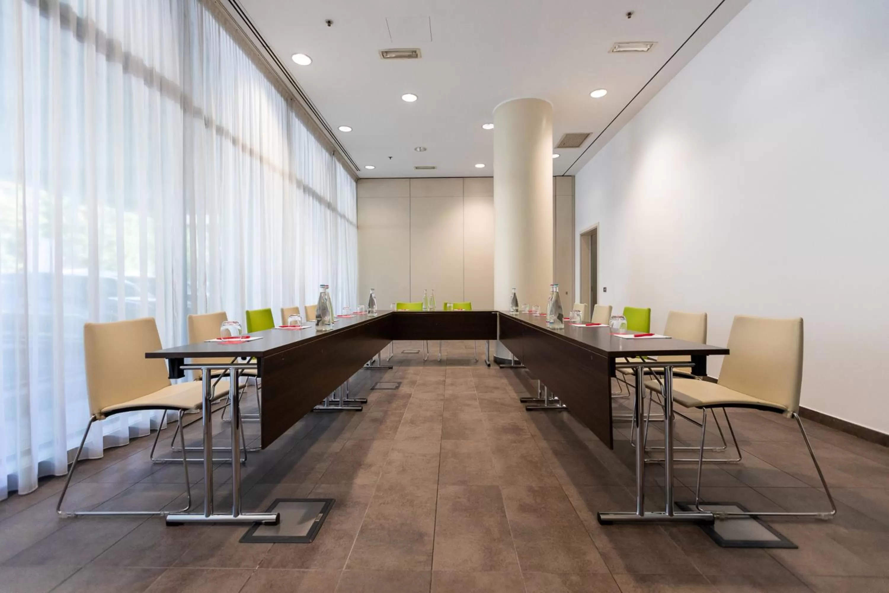 Meeting/conference room in Ramada Plaza by Wyndham Milano