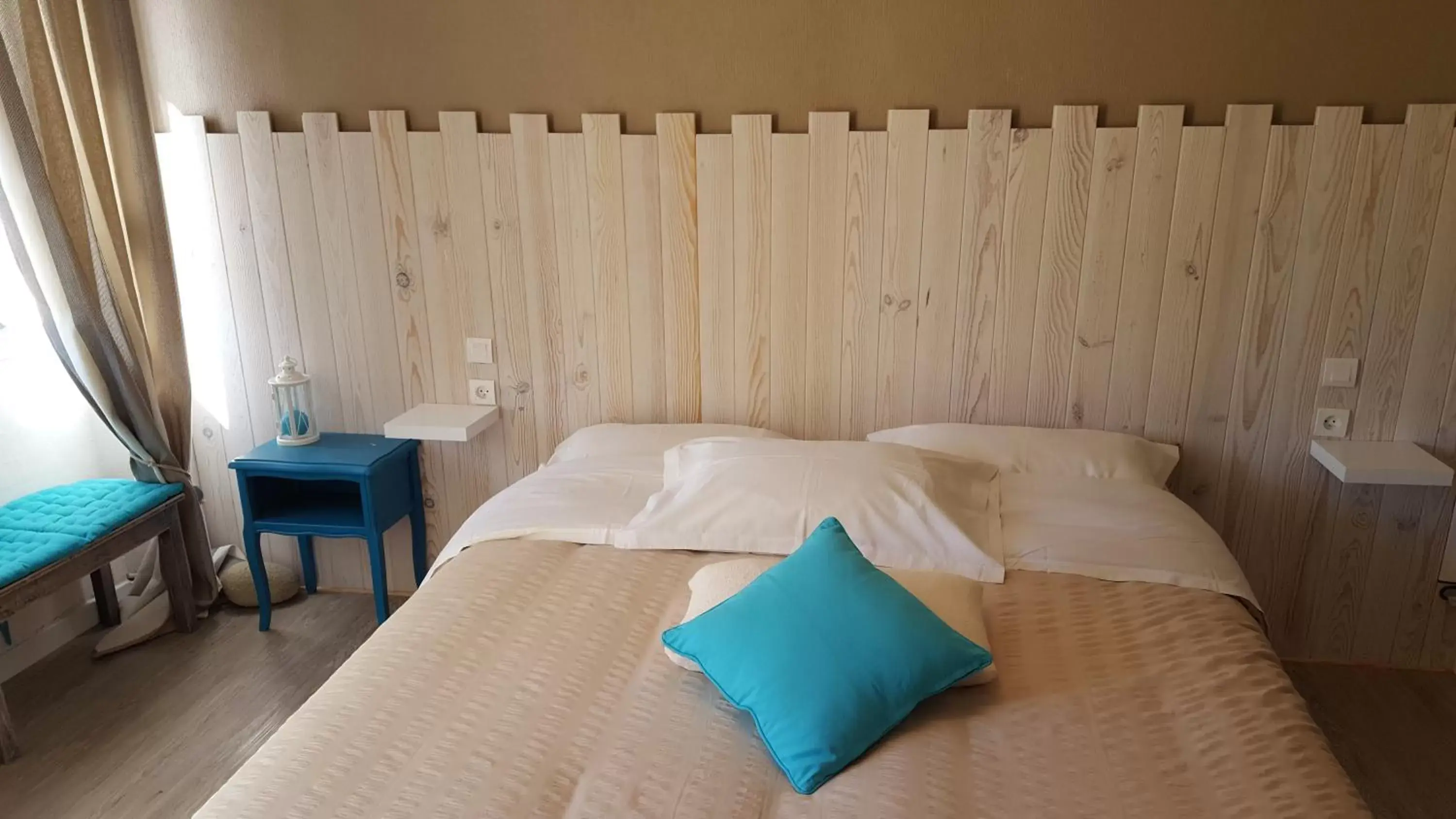 Bedroom, Bed in Hôtel Auberge Provençale