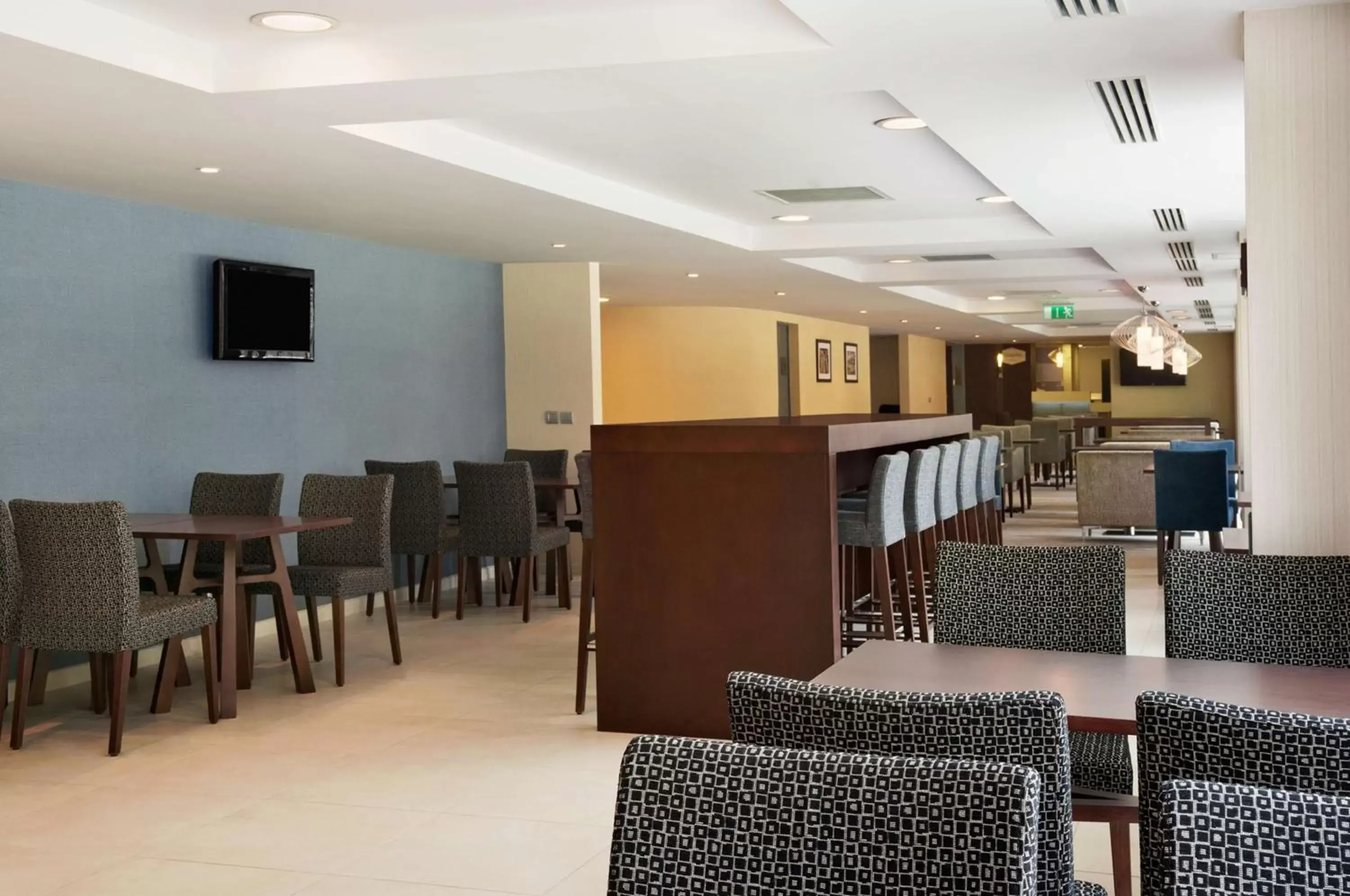 Lobby or reception, Lounge/Bar in Hampton by Hilton Cluj-Napoca