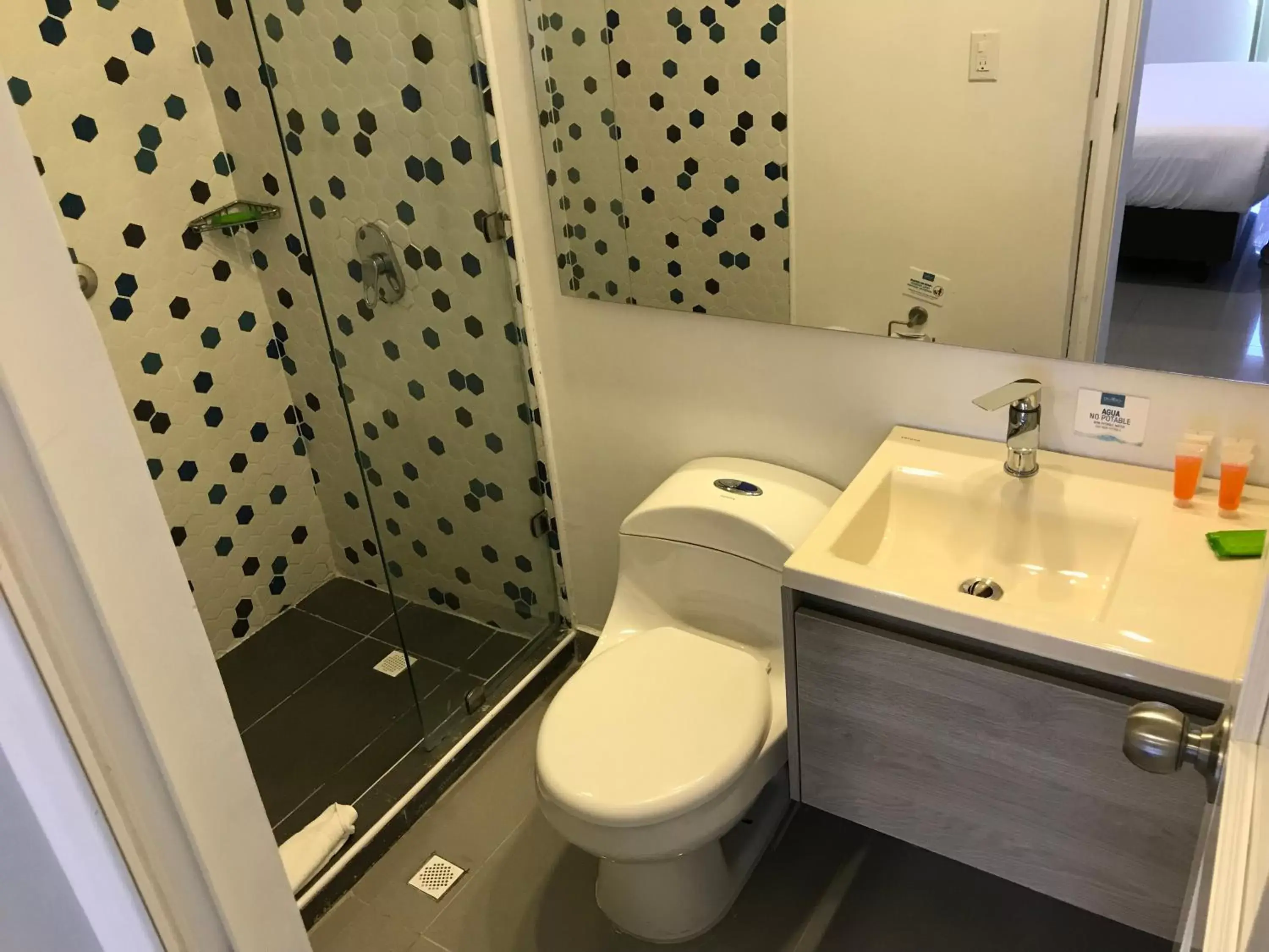 Shower, Bathroom in Hotel Decameron Maryland All Inclusive