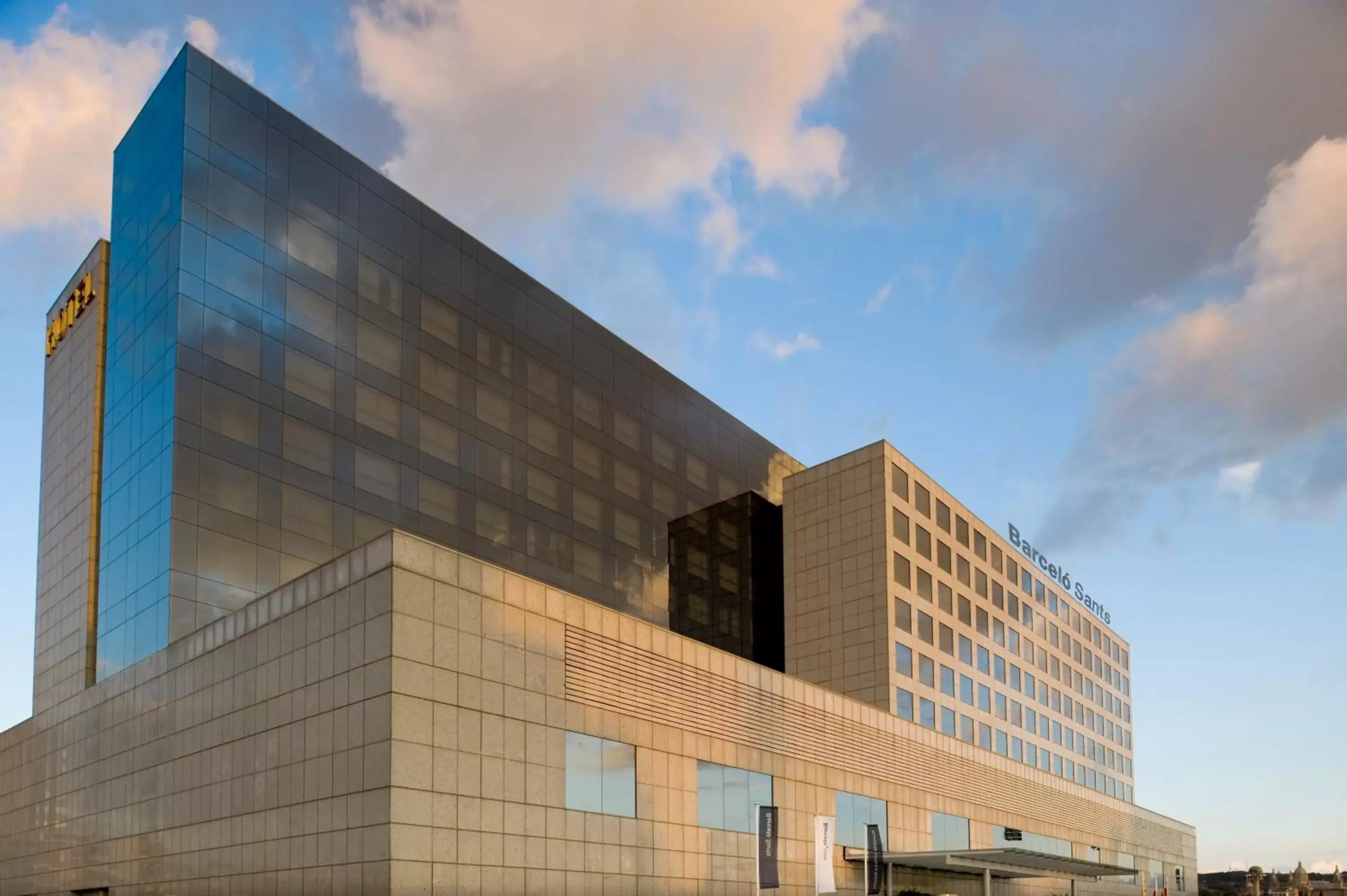 Facade/entrance, Property Building in Barceló Sants