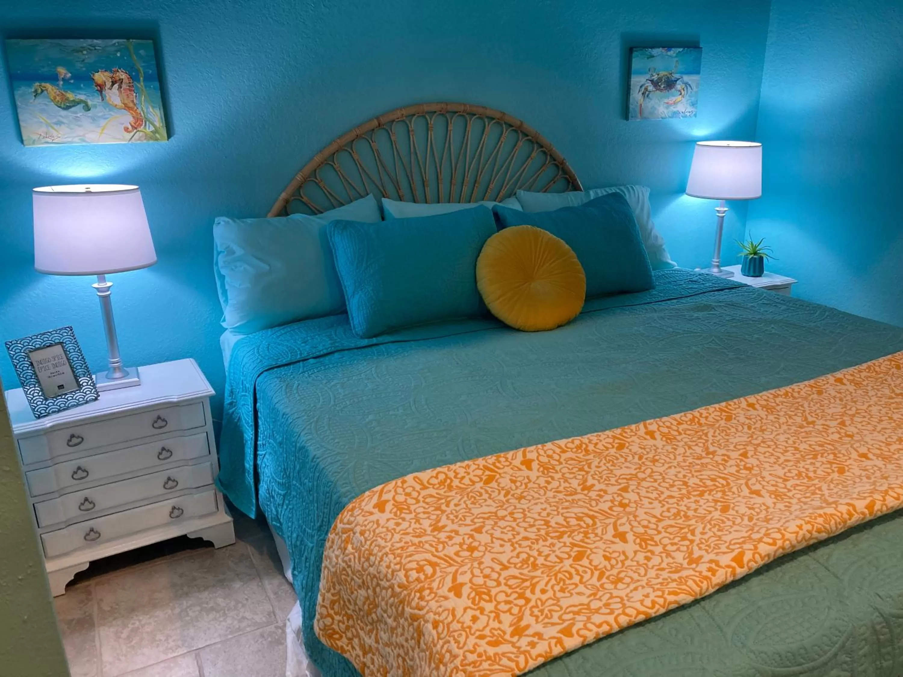 Bed in 3Gulls Inn Ozona-Boutique Hotel-Steps from Restaurants & Brewery-SwimSpa Pool-Pet Friendly