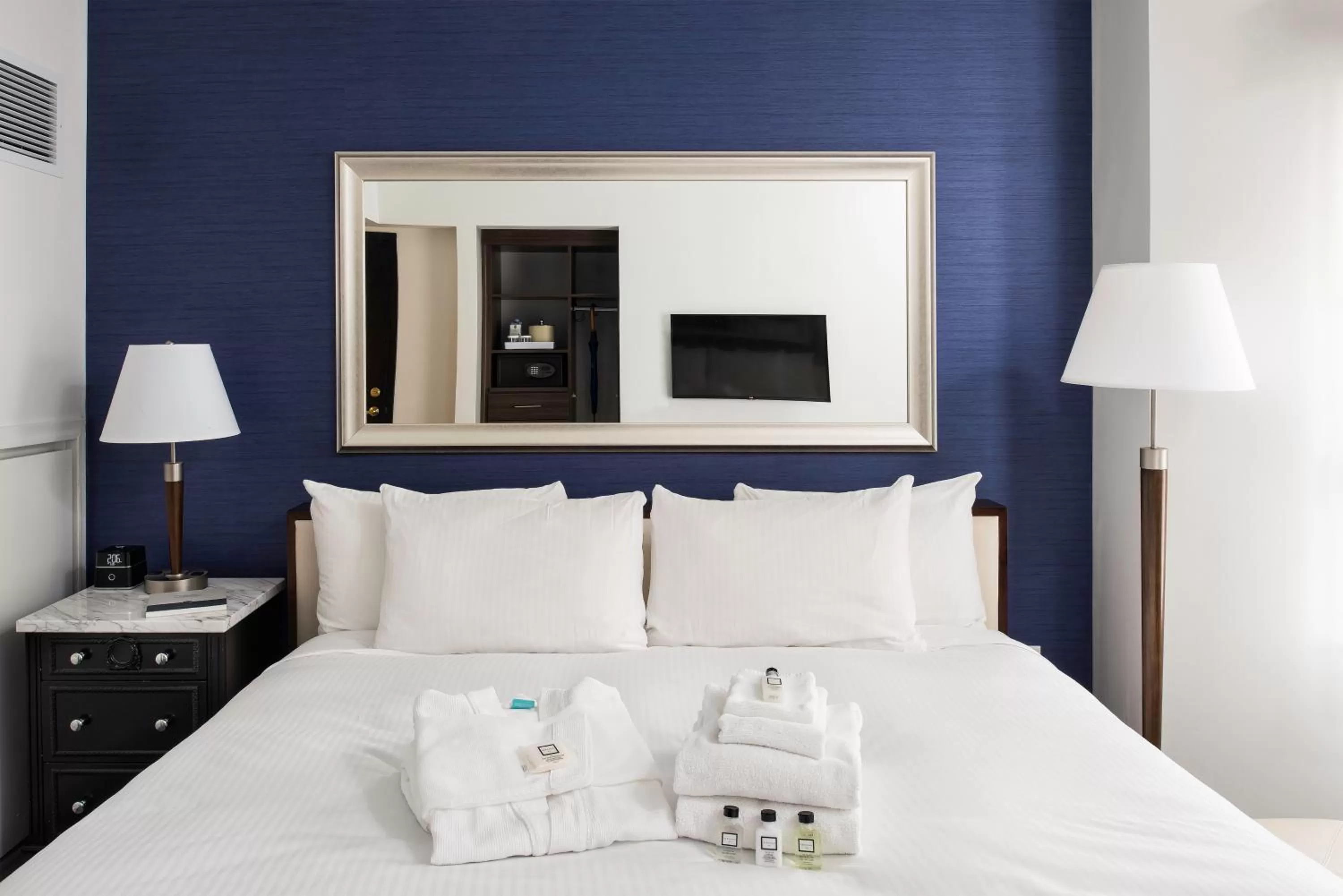 Bedroom, Bed in Phoenix Park Hotel