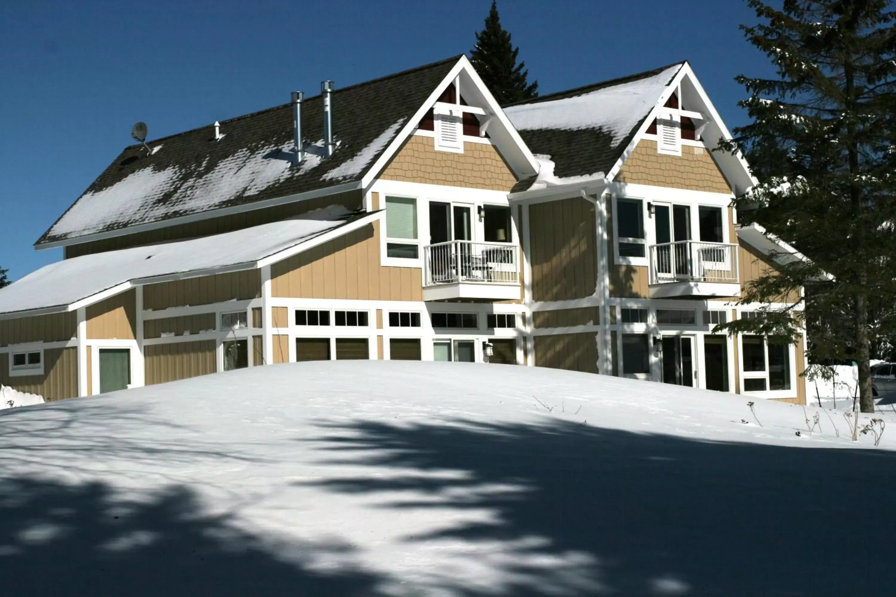 Property building, Winter in Larsmont Cottages