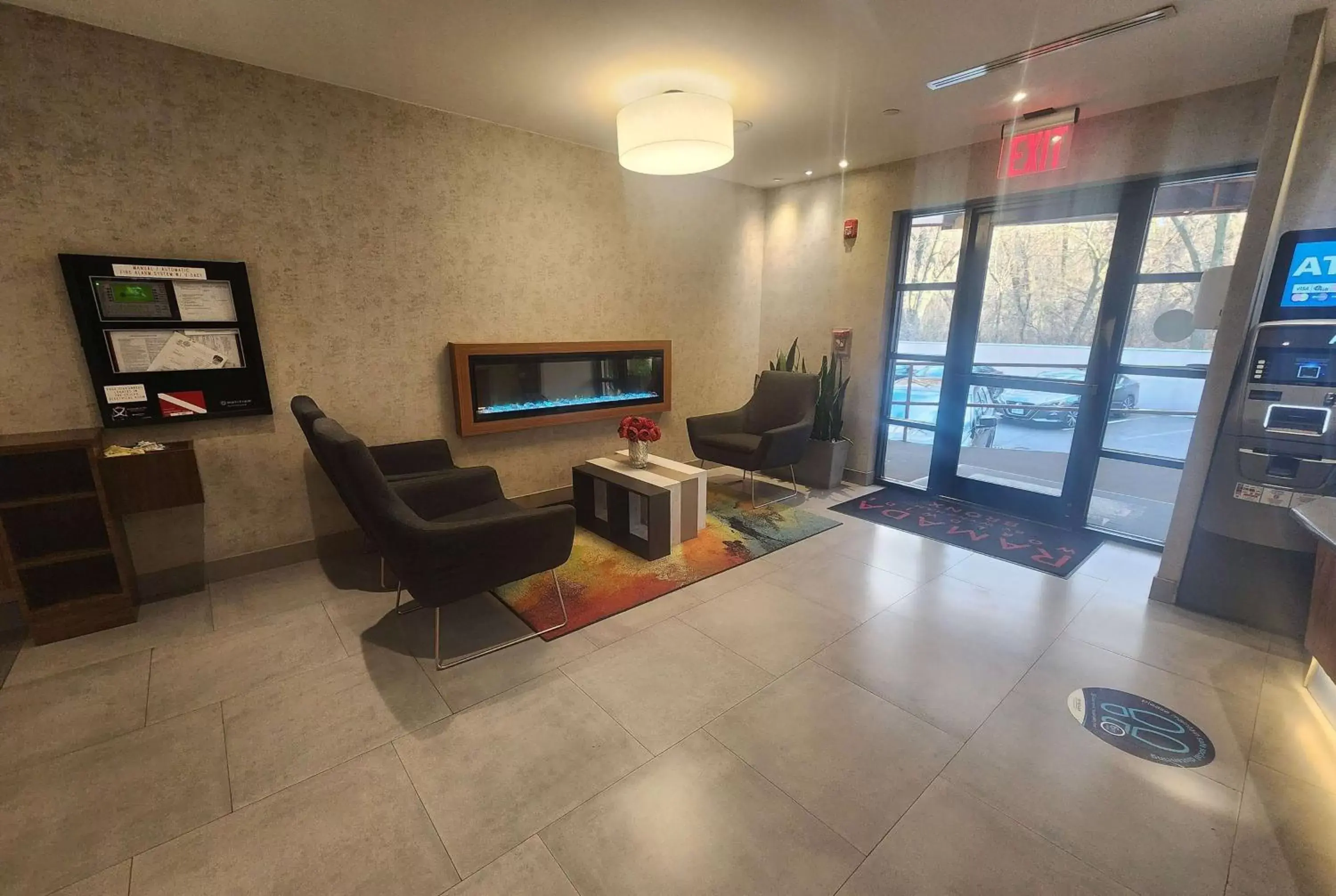 Lobby or reception, Pool View in Ramada by Wyndham Bronx