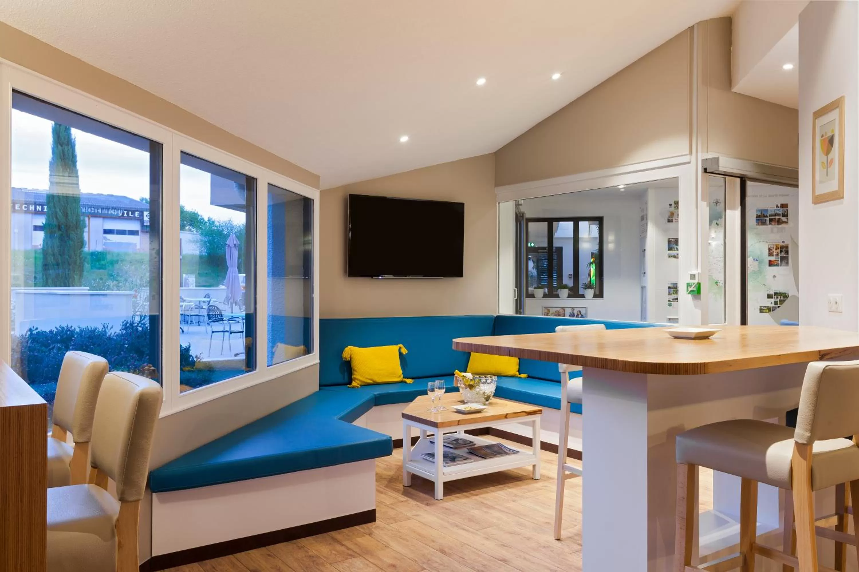 Lounge or bar in The Originals City, Hôtel Limoges Sud Feytiat