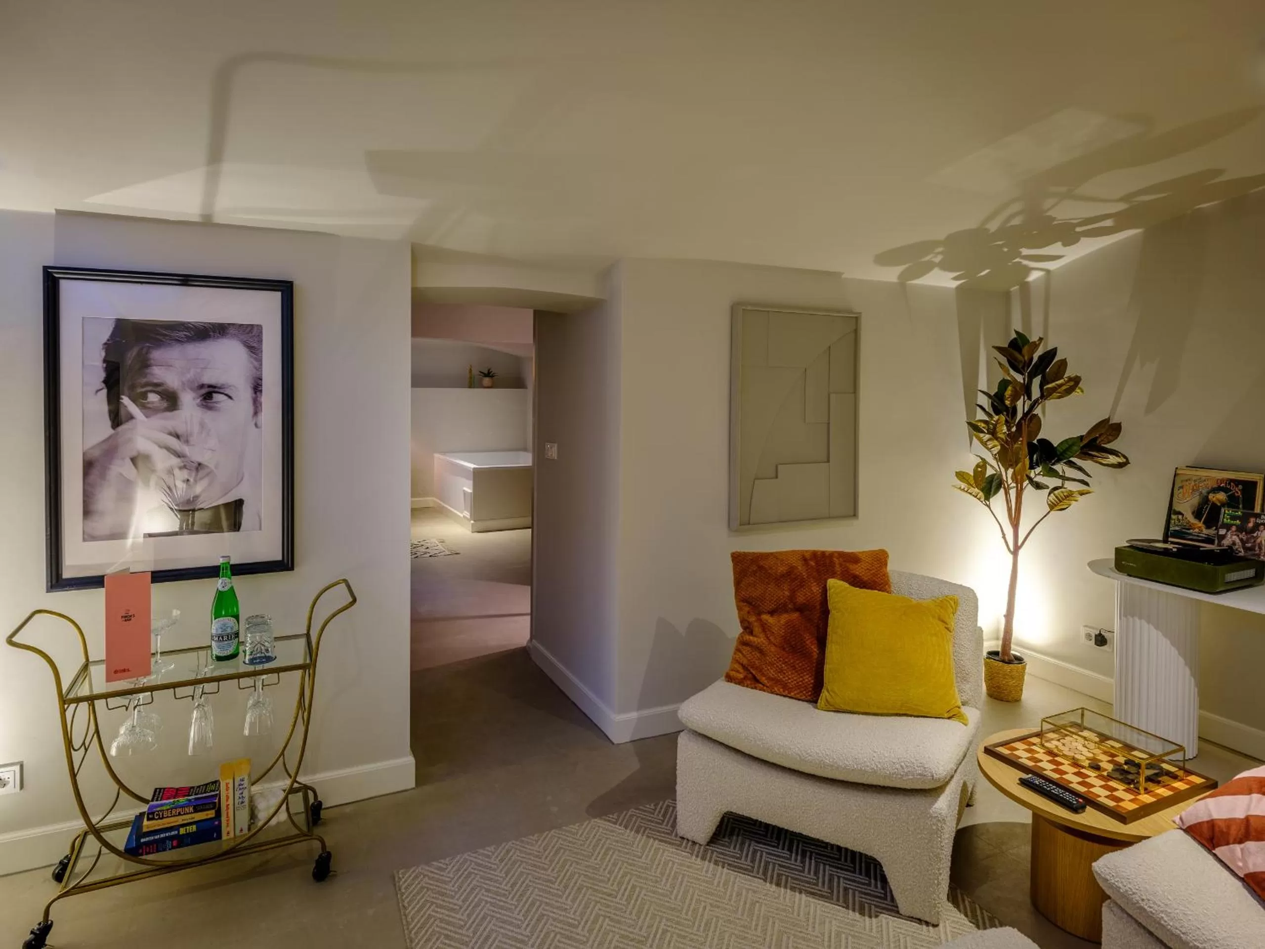 Living room, Bed in FINCH Boutique Hotel, downtown