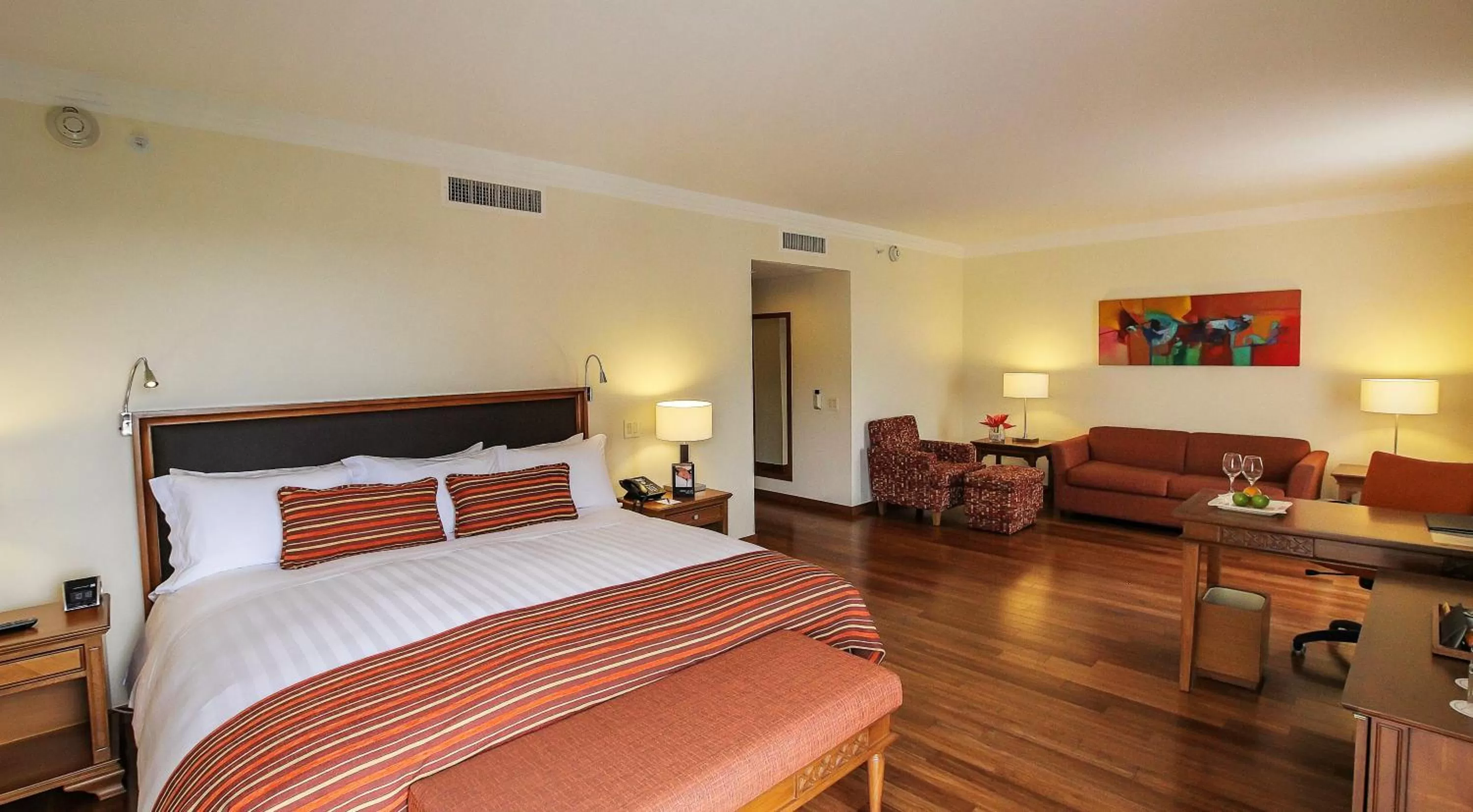 Photo of the whole room, Bed in Hotel Intercontinental Cali by IHG