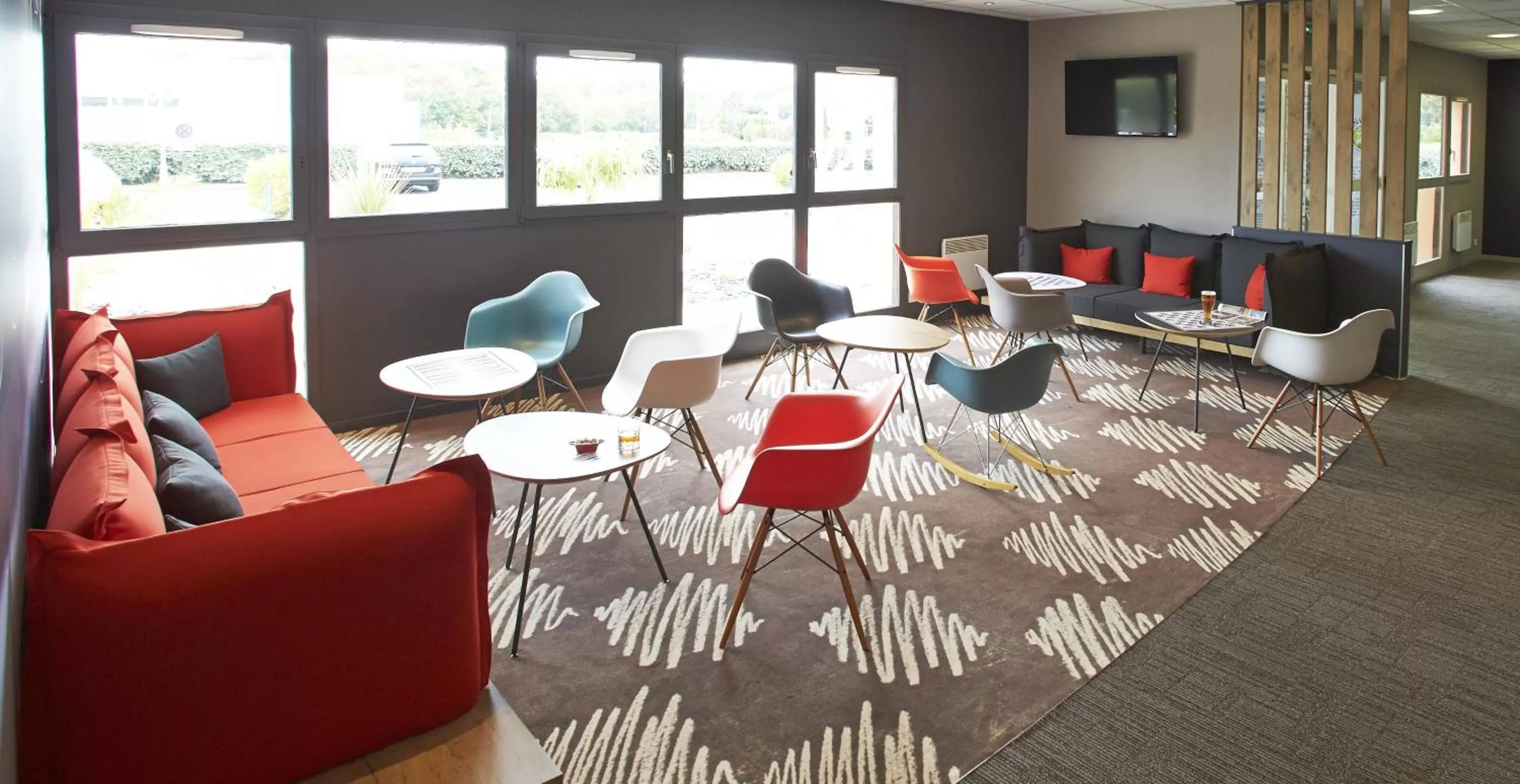 Lounge or bar in Ibis Auray