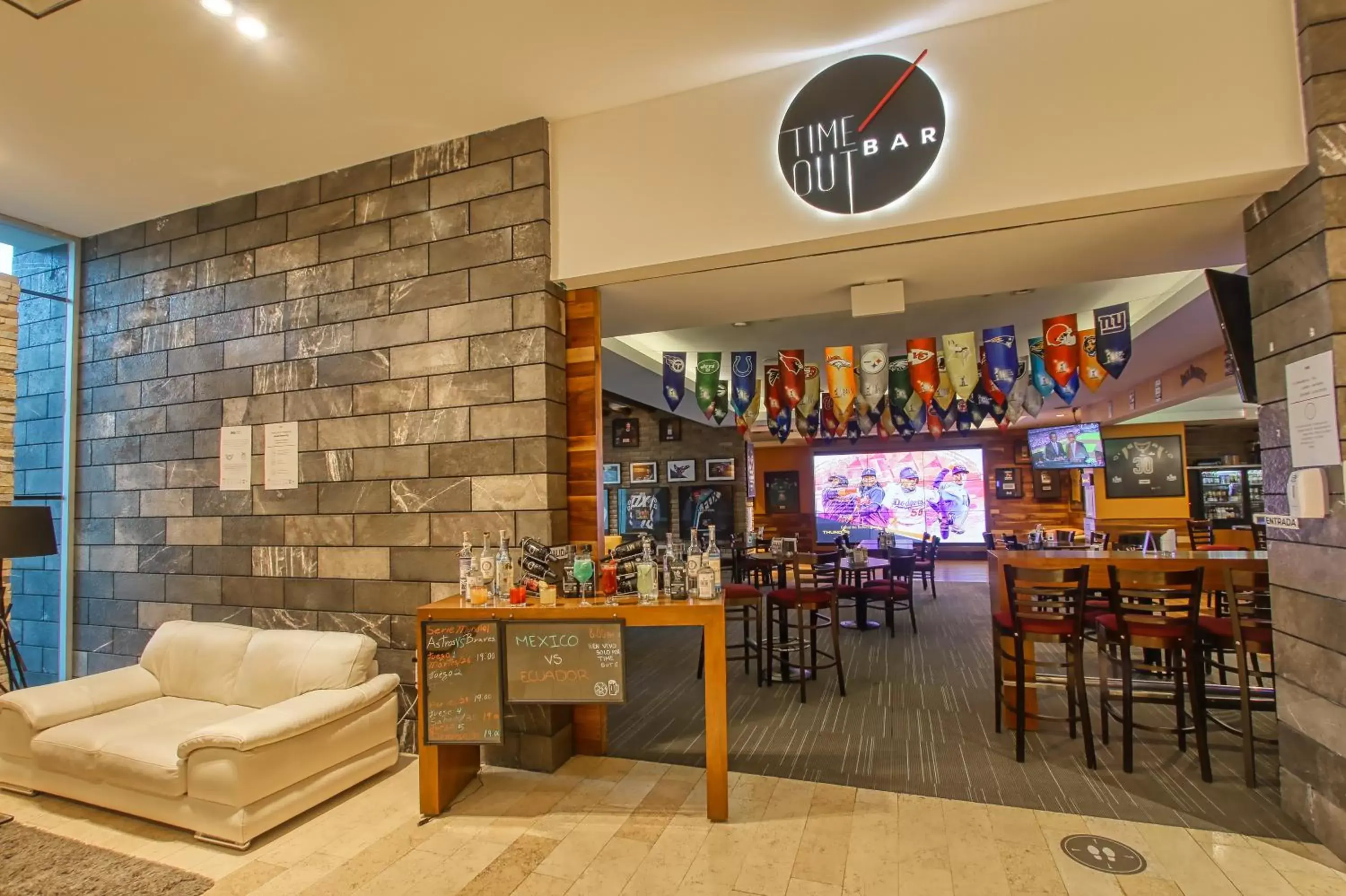 Lounge or bar, Lounge/Bar in Holiday Inn & Suites Plaza Mayor, an IHG Hotel