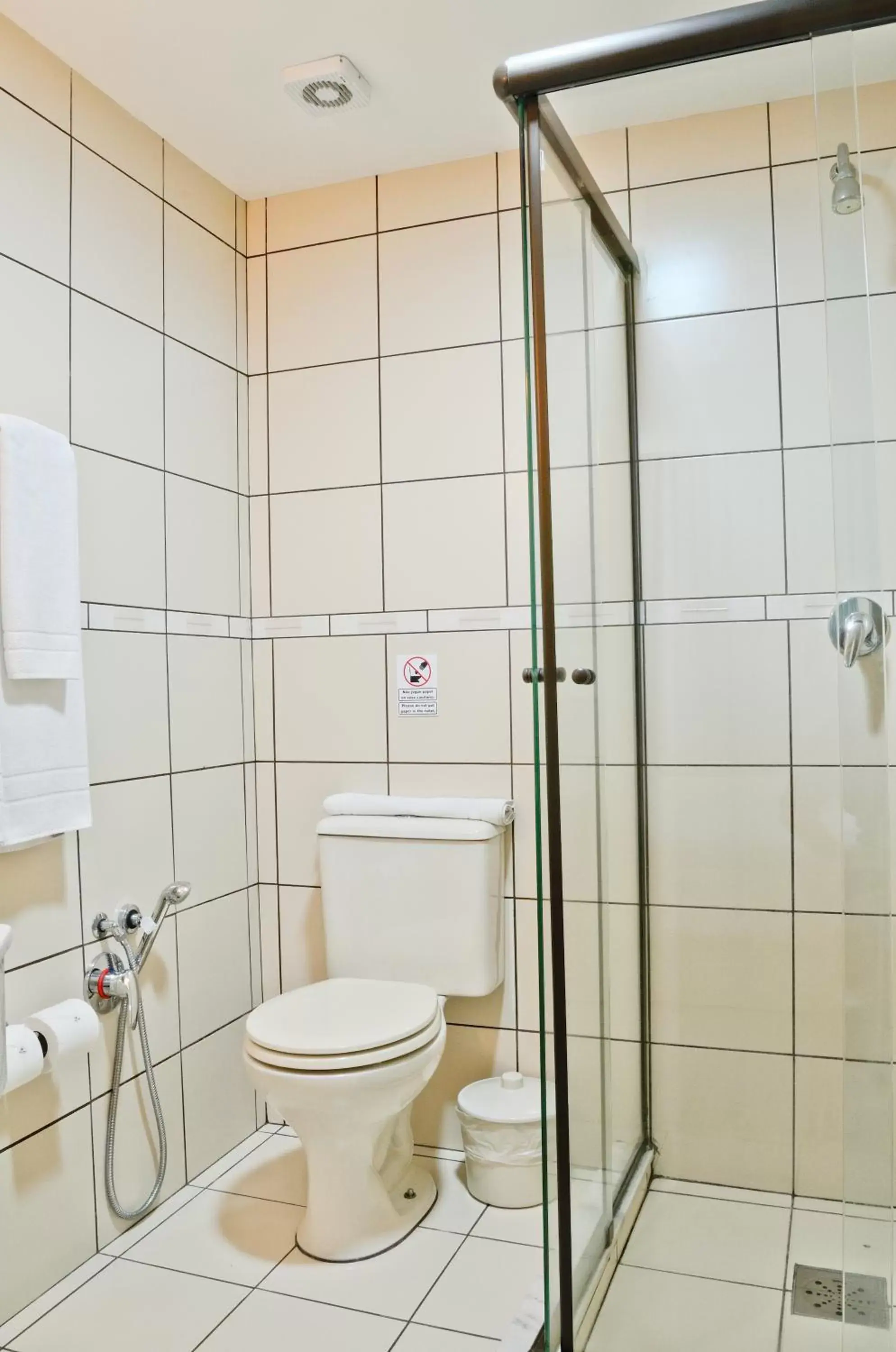 Shower, Bathroom in Coral Hotel - Próximo Av Carlos Gomes, PUCRS