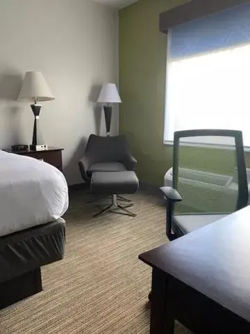 Bed in Holiday Inn Express Hotel & Suites Hinesville, an IHG Hotel