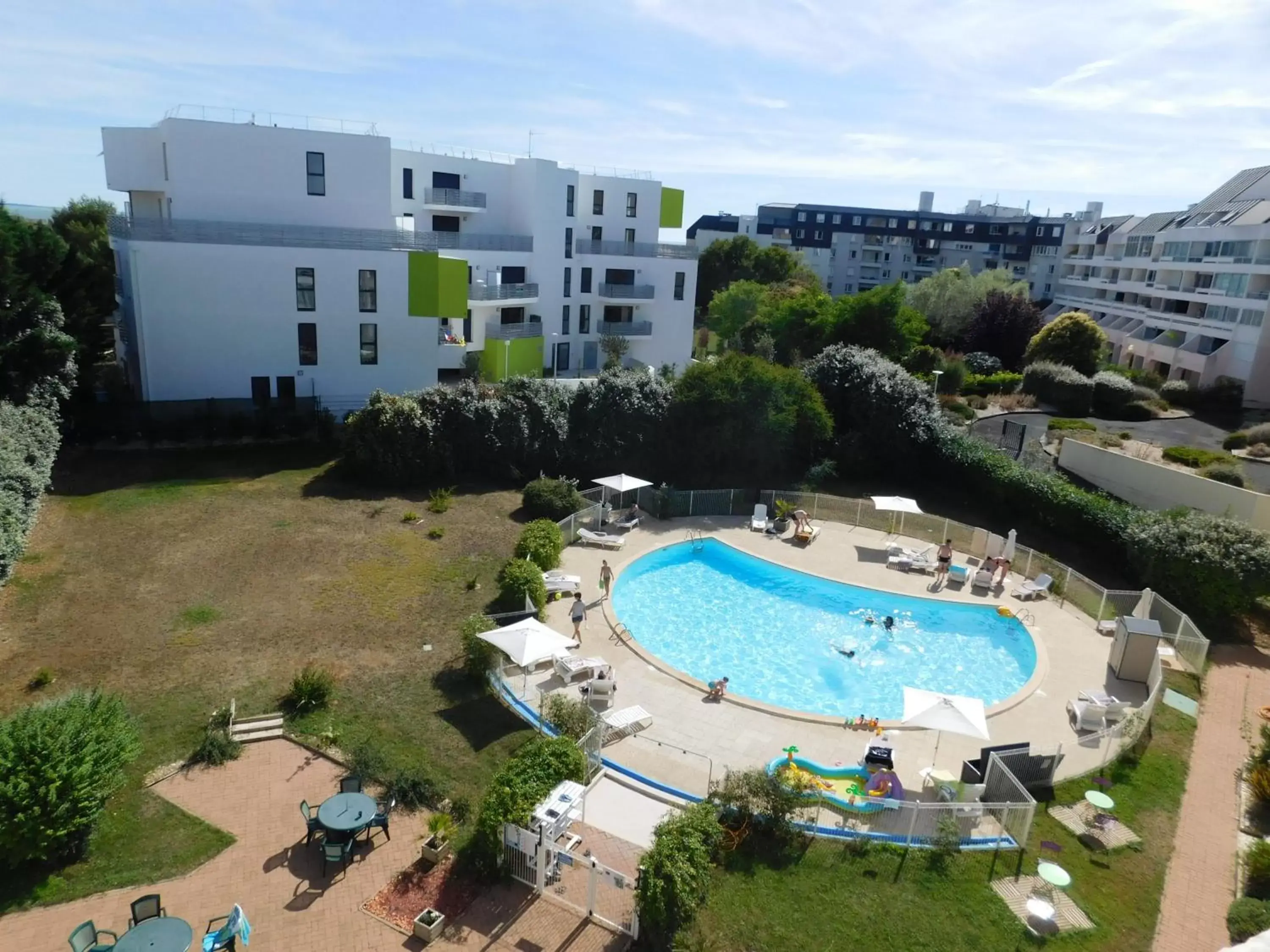 Swimming pool, Bird's-eye View in Résidence New Rochelle