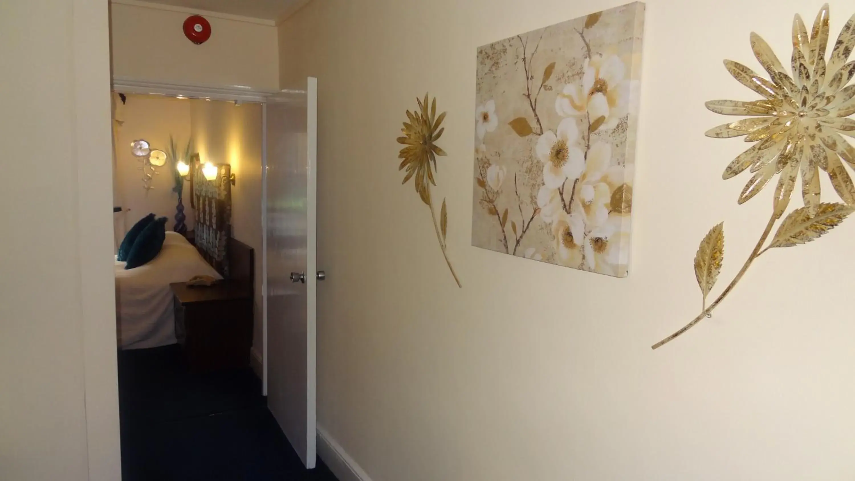 Lobby or reception, Bathroom in The Edward Hotel