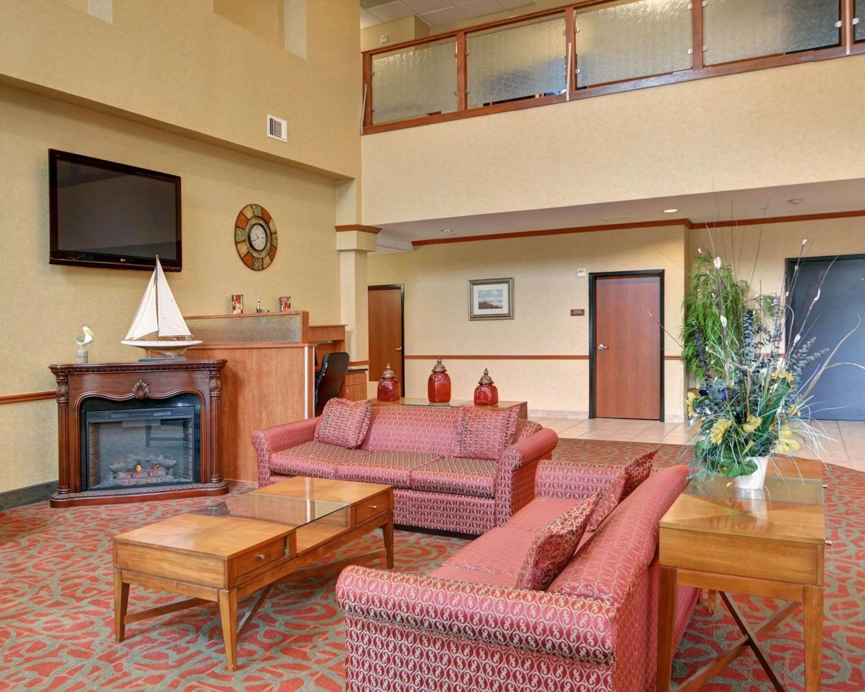 Lobby or reception, Seating Area in Quality Suites Near Cedar Creek Lake