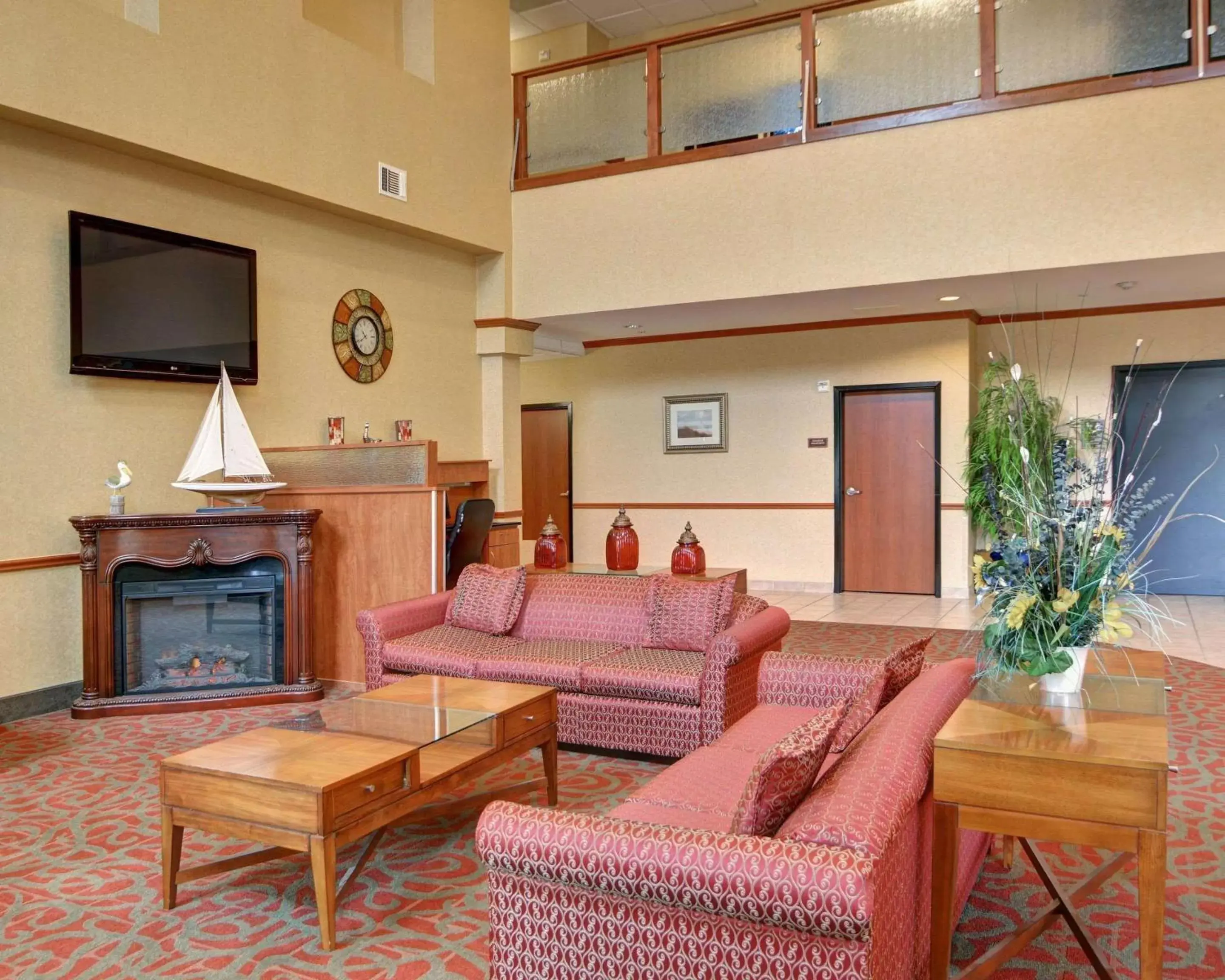 Lobby or reception, Seating Area in Quality Suites Near Cedar Creek Lake