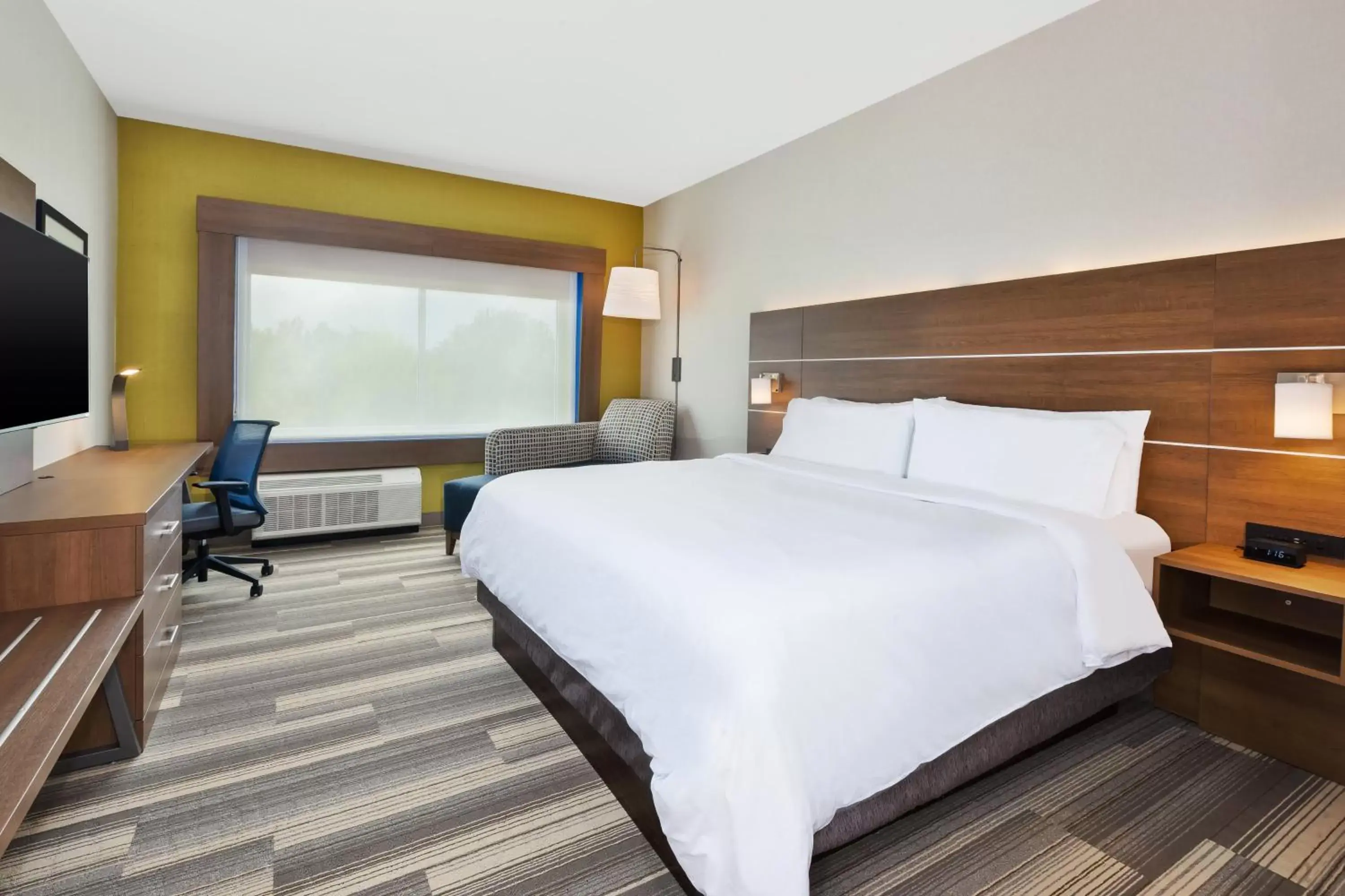 Photo of the whole room, Bed in Holiday Inn Express & Suites - Milan - Sandusky Area, an IHG Hotel
