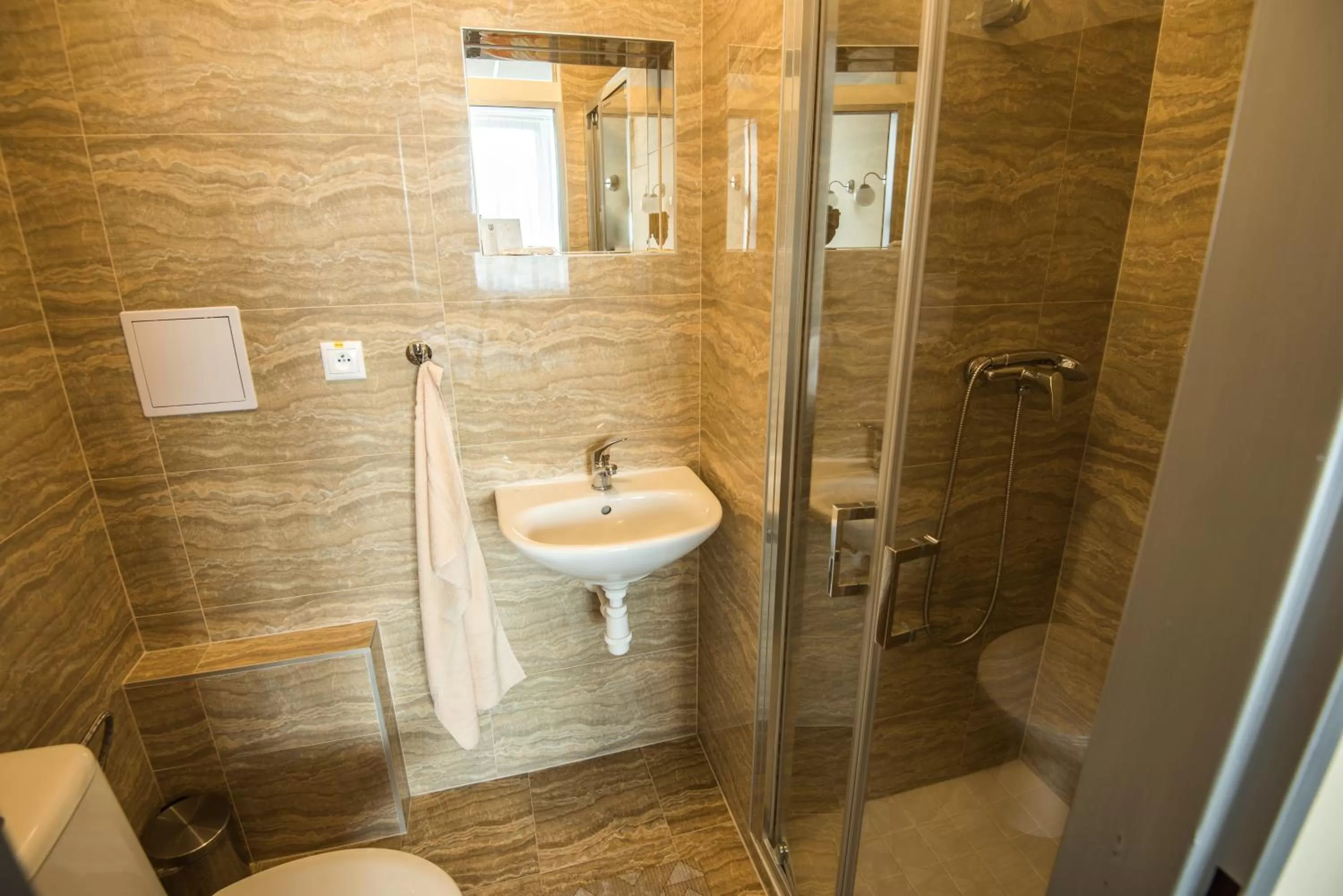Bathroom in City Hotel B&B, reception 24 7, 800m od-from R1, free parking