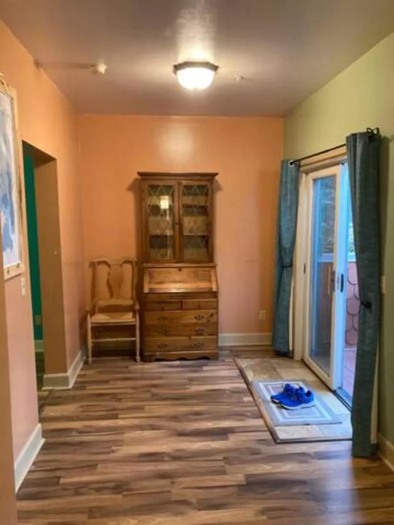 wardrobe in Goldsmith's River Front Inn