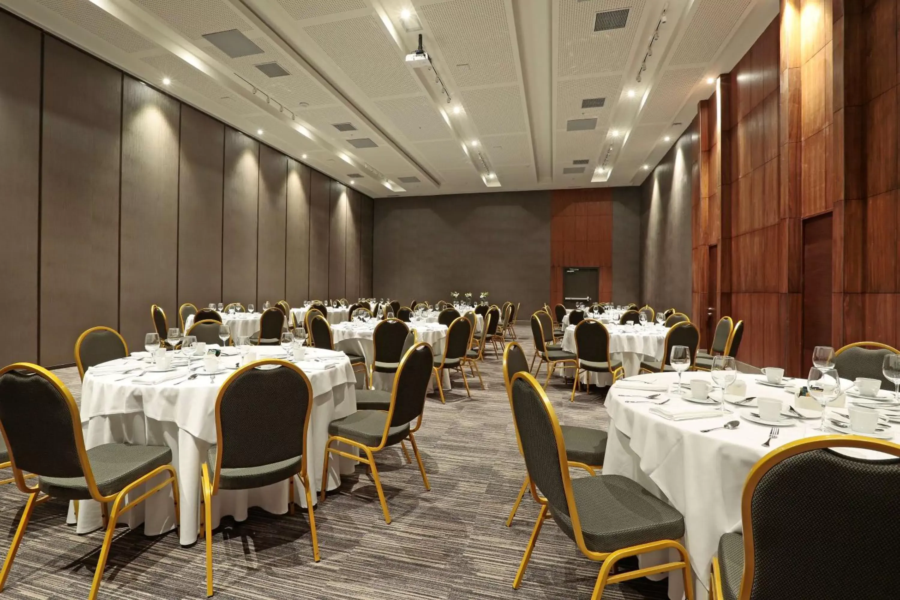 Meeting/conference room, Restaurant/Places to Eat in DoubleTree by Hilton Santiago Kennedy, Chile