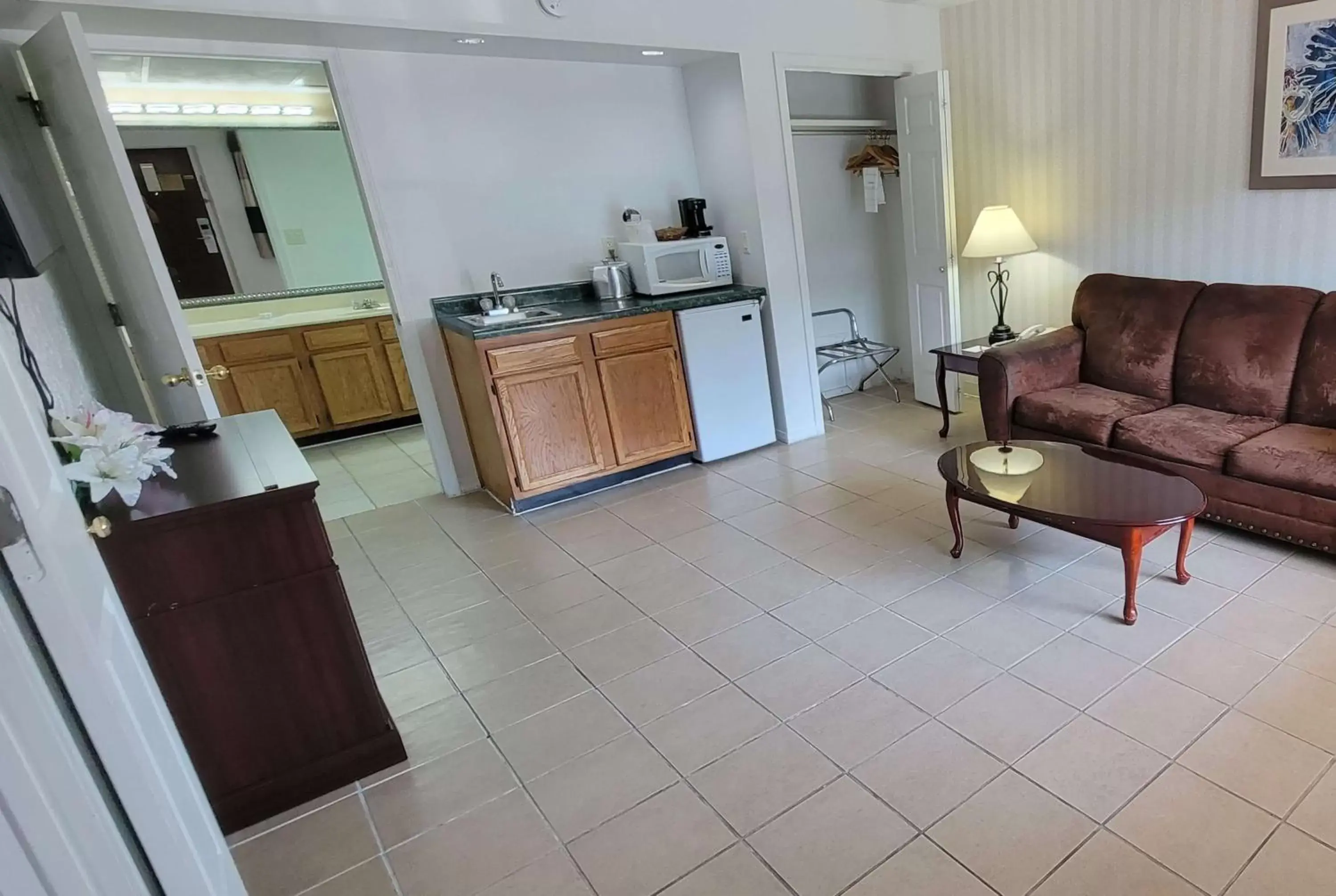 Photo of the whole room, Kitchen/Kitchenette in Ramada by Wyndham Mountain Home