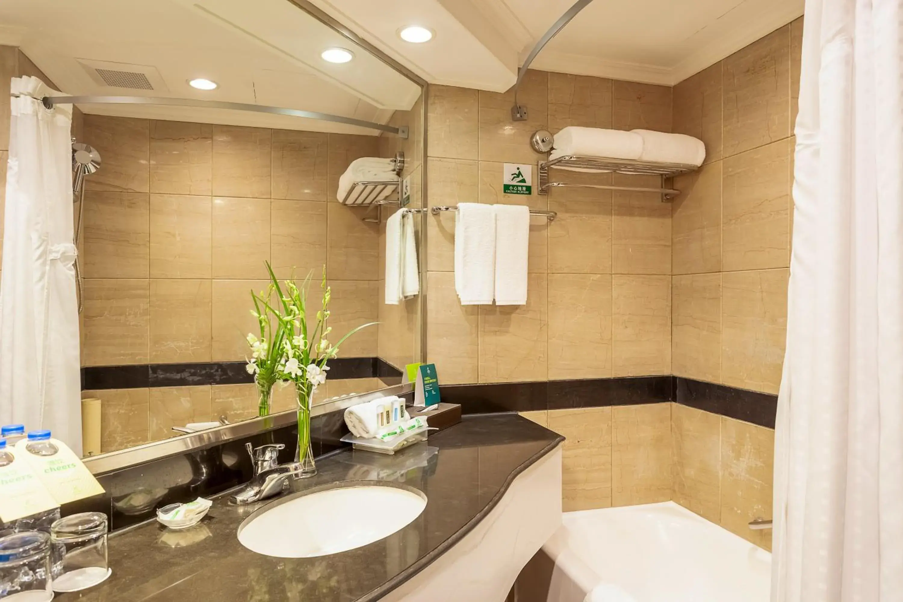 Photo of the whole room, Bathroom in Holiday Inn Hefei, an IHG Hotel
