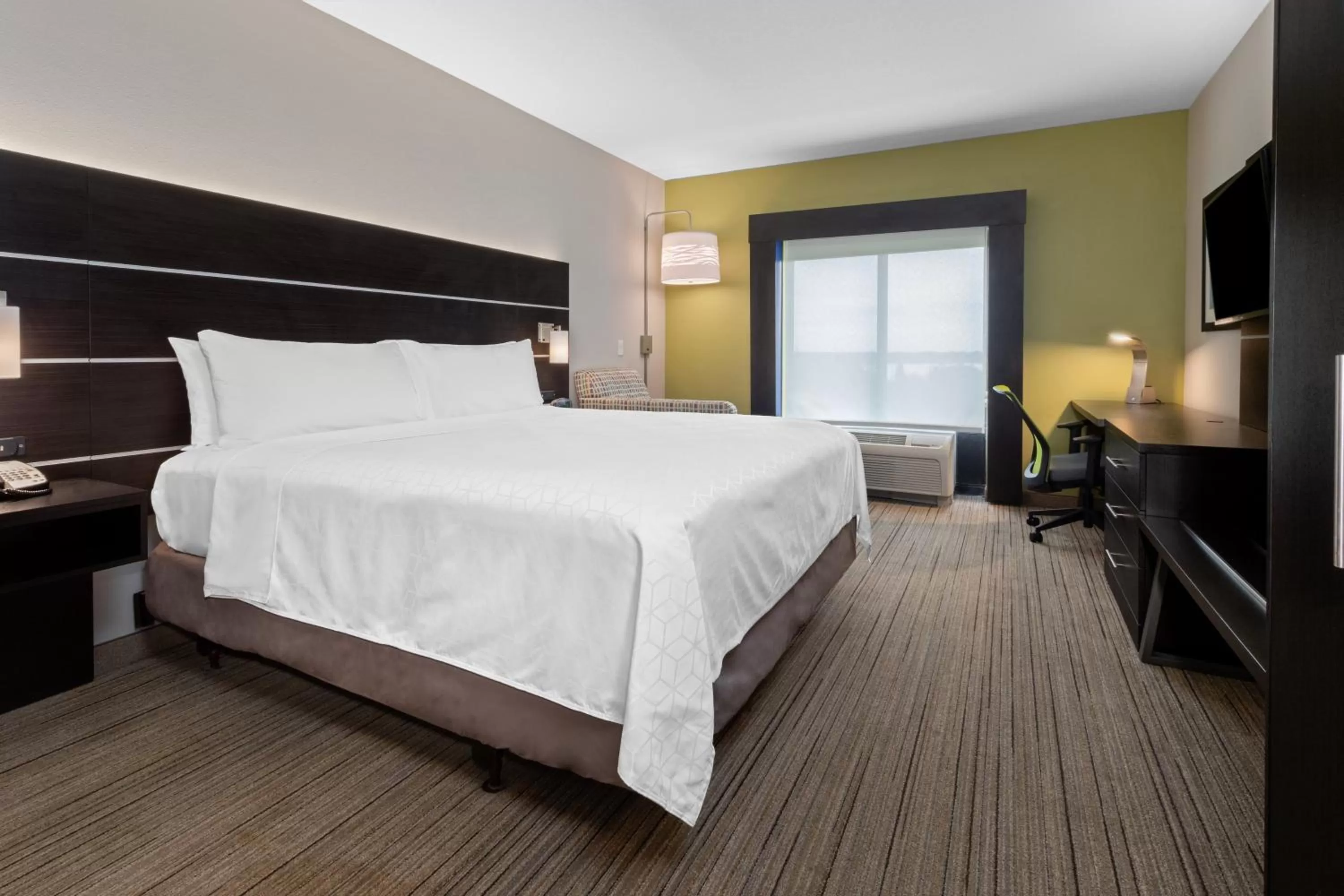 Photo of the whole room, Bed in Holiday Inn Express & Suites Lake Placid by IHG