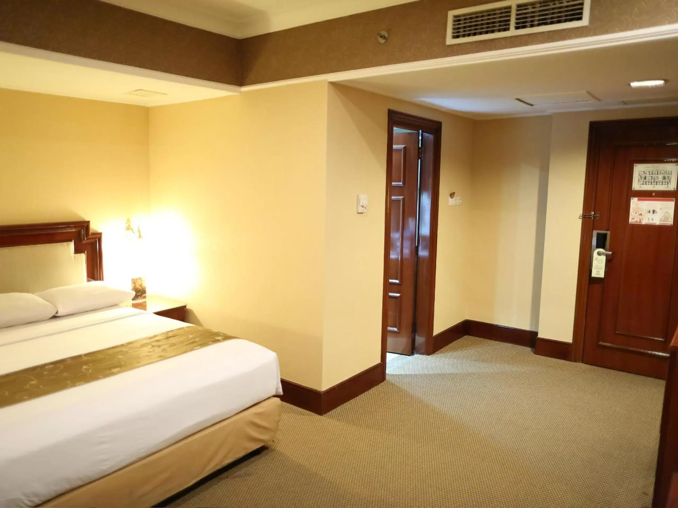 Bedroom, Bed in Golden Boutique Hotel Melawai
