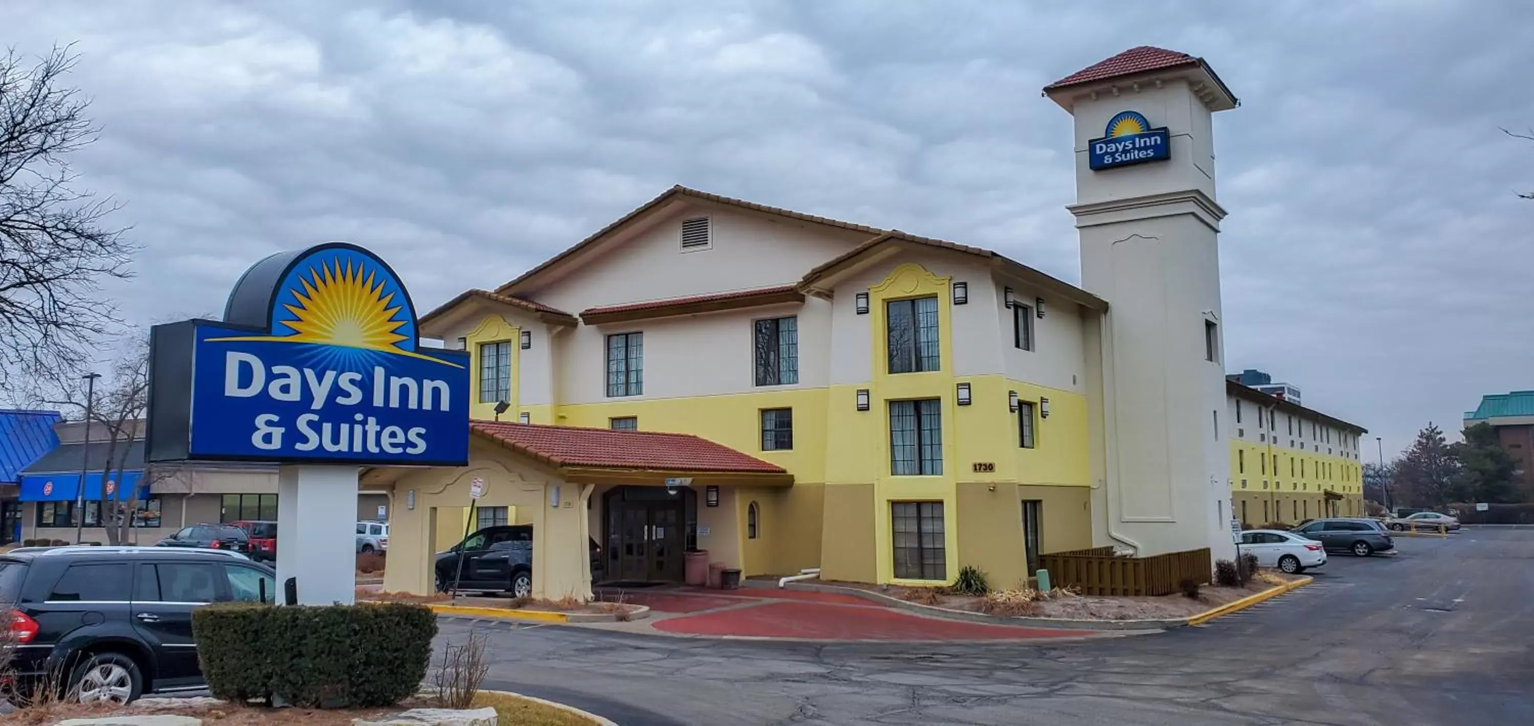 Property building in Days Inn & Suites by Wyndham Schaumburg- Woodfield Mall